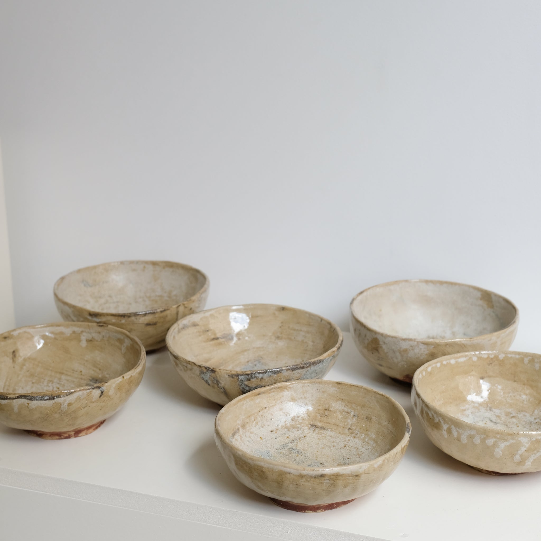Bol pincé en argile récoltée D 17cm - beige de Judith Lasry chez Brutal Ceramics