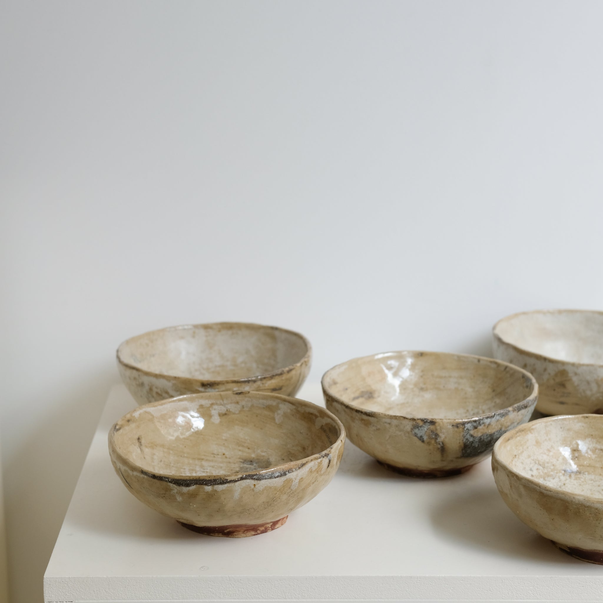 Bol pincé en argile récoltée D 17cm - beige de Judith Lasry chez Brutal Ceramics