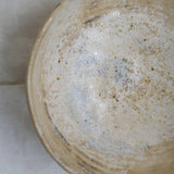 Bol pincé en argile récoltée D 17cm - beige de Judith Lasry chez Brutal Ceramics