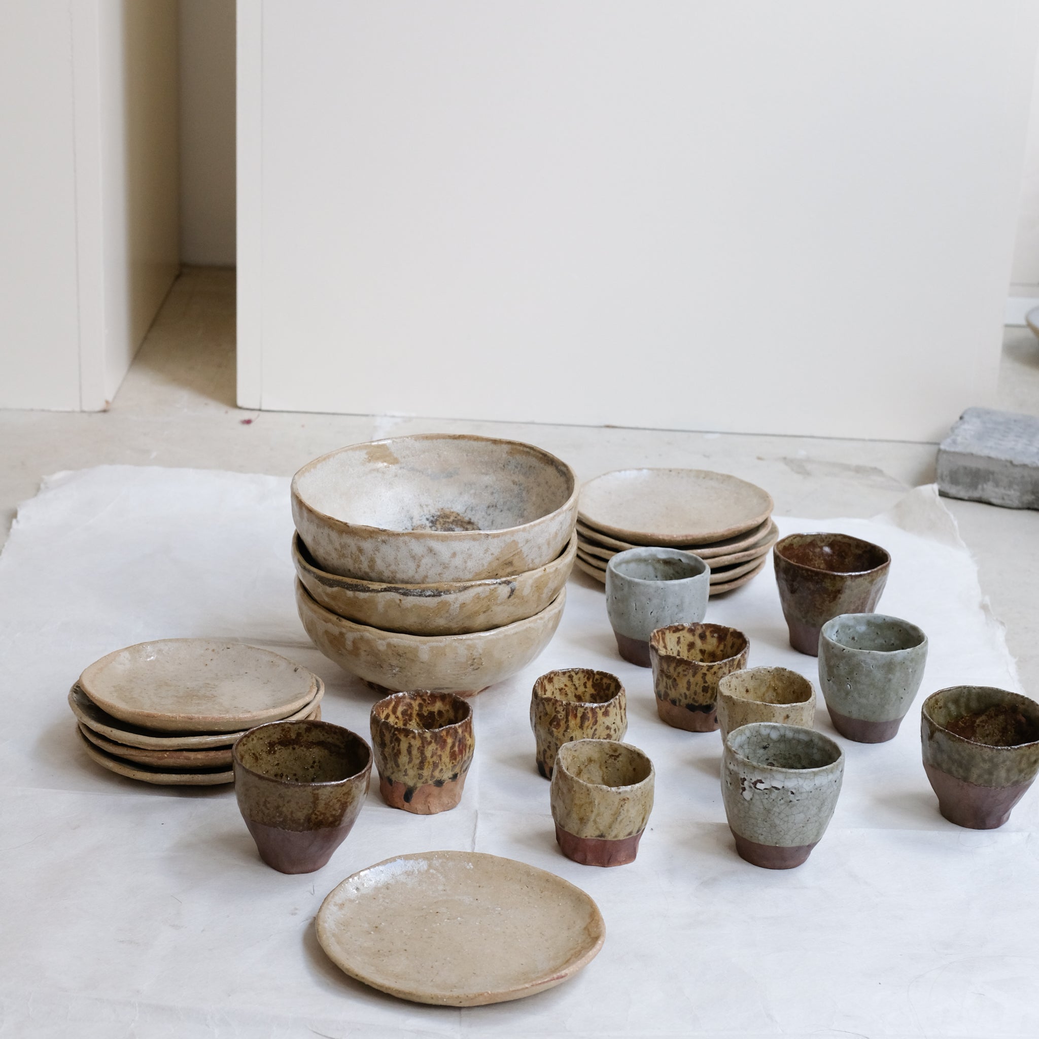 Tasse en argile récoltée cuisson bois 75ml - vert mat de Judith Lasry chez Brutal Ceramics