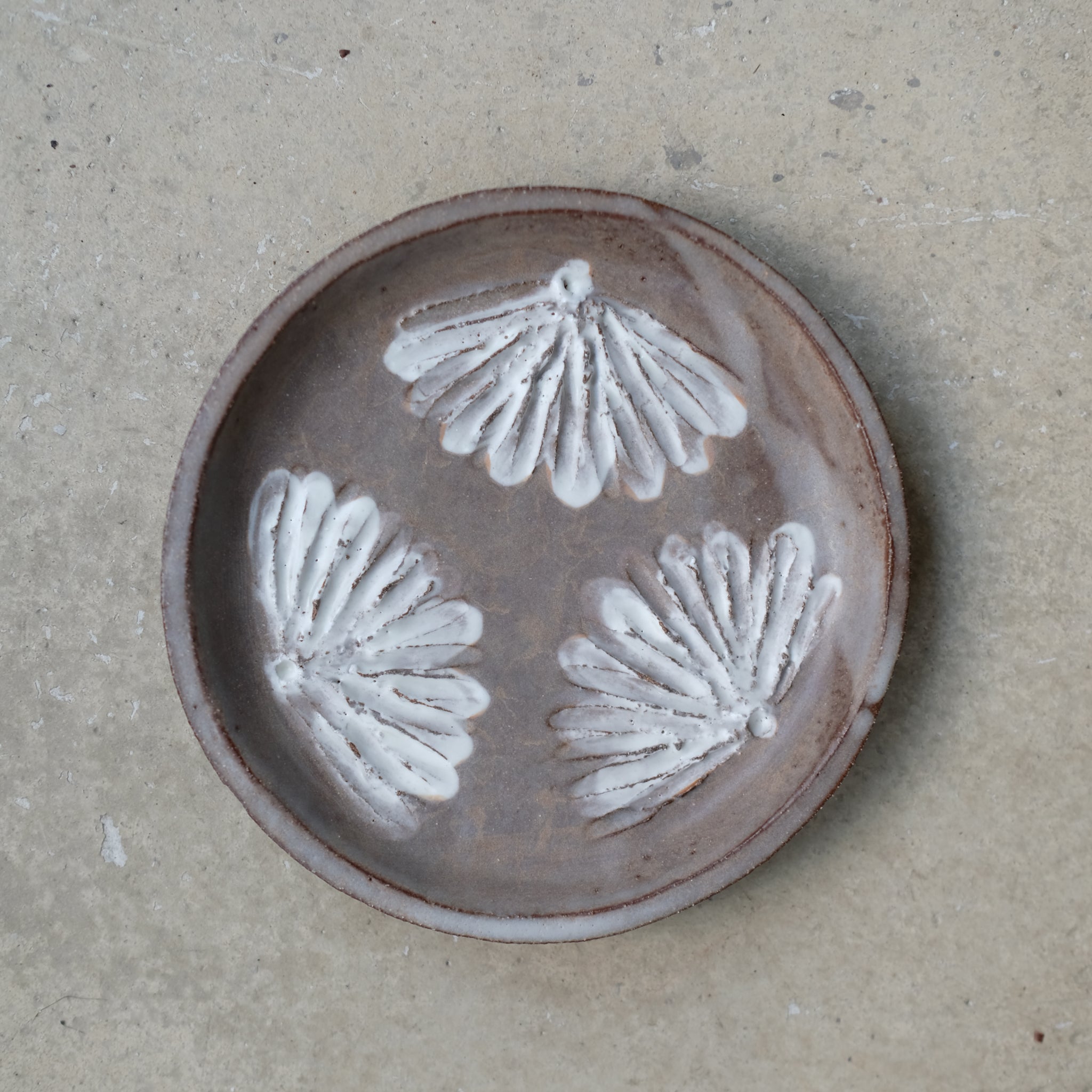 Assiette "Akio' brun et blanc D15cm de Katia Soussan chez Brutal Ceramics