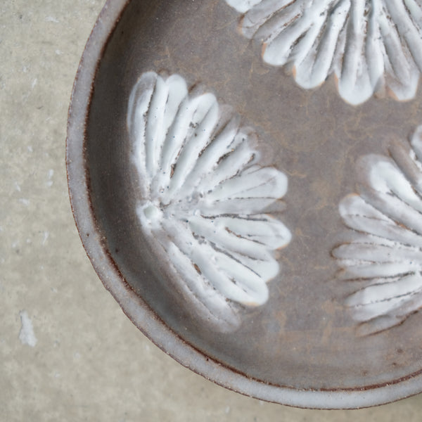 Assiette "Akio' brun et blanc D15cm de Katia Soussan chez Brutal Ceramics