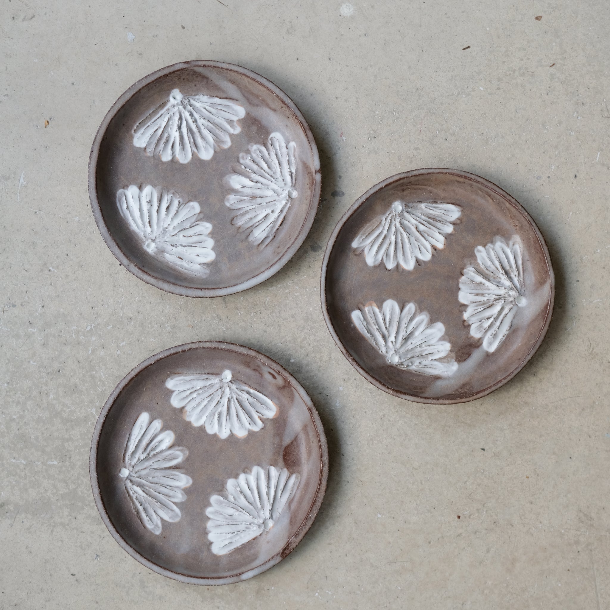 Assiette "Akio' brun et blanc D15cm de Katia Soussan chez Brutal Ceramics