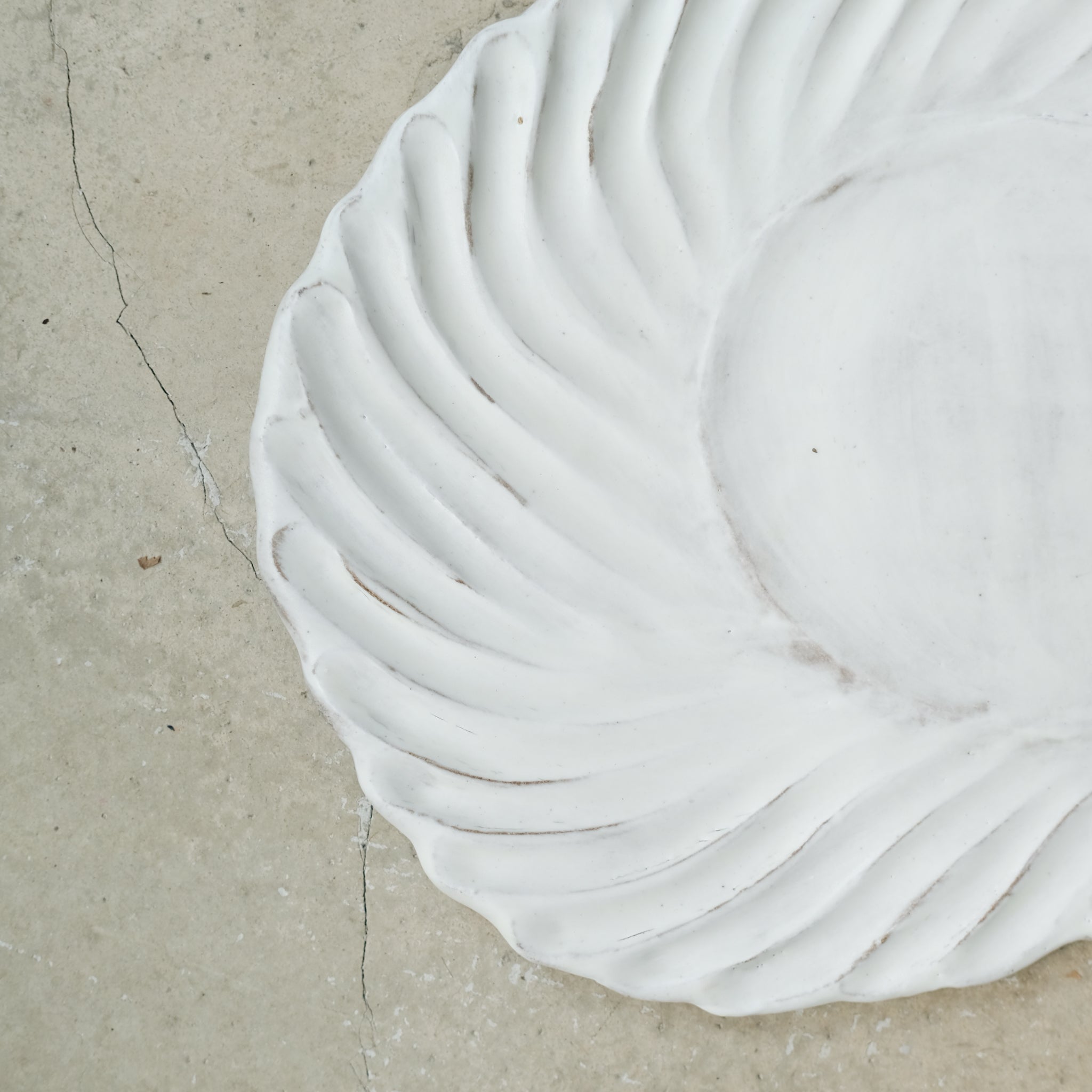 Plateau Gigi 01 en grès L 35cm -blanc mat de Katia Soussan chez Brutal Ceramics