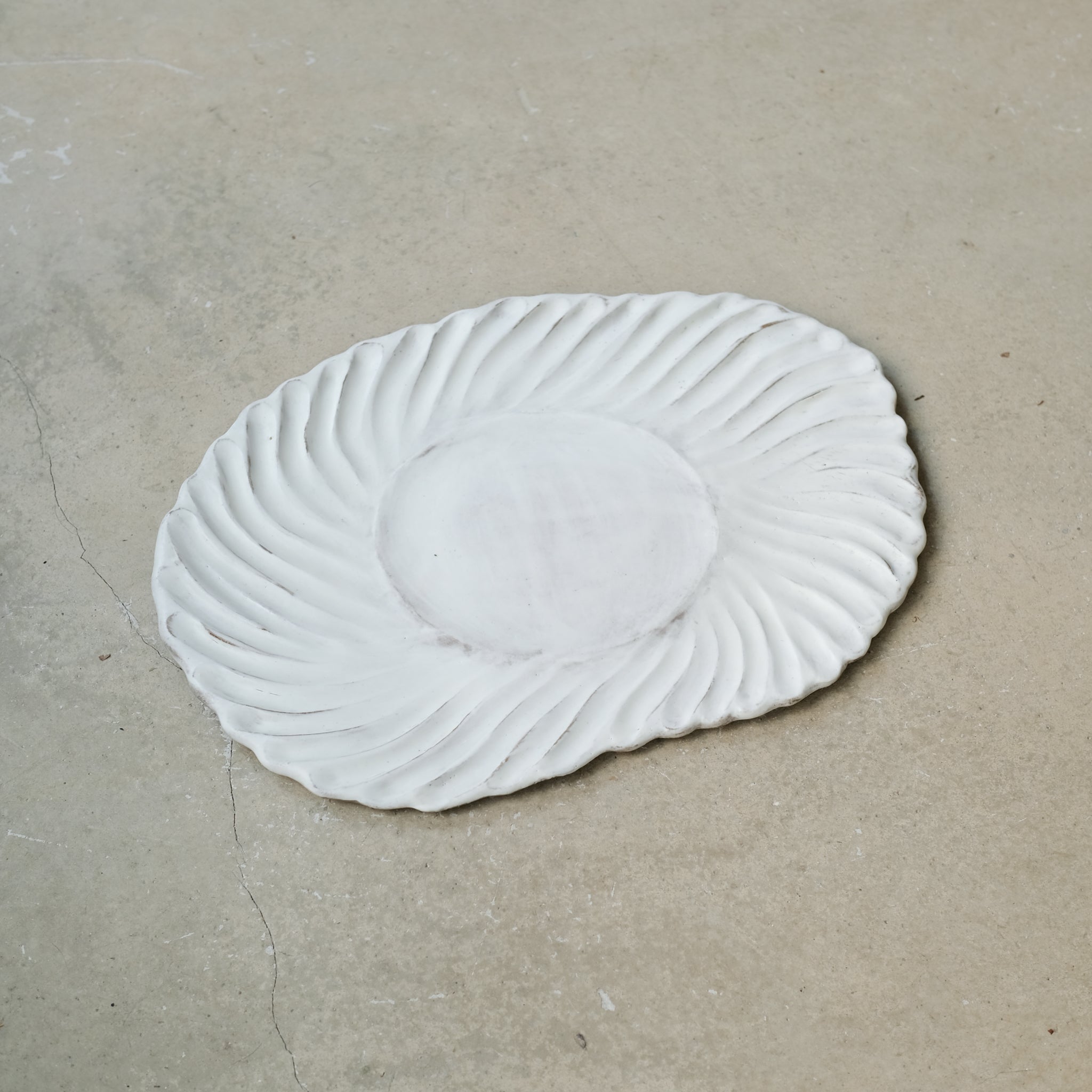 Plateau Gigi 01 en grès L 35cm -blanc mat de Katia Soussan chez Brutal Ceramics