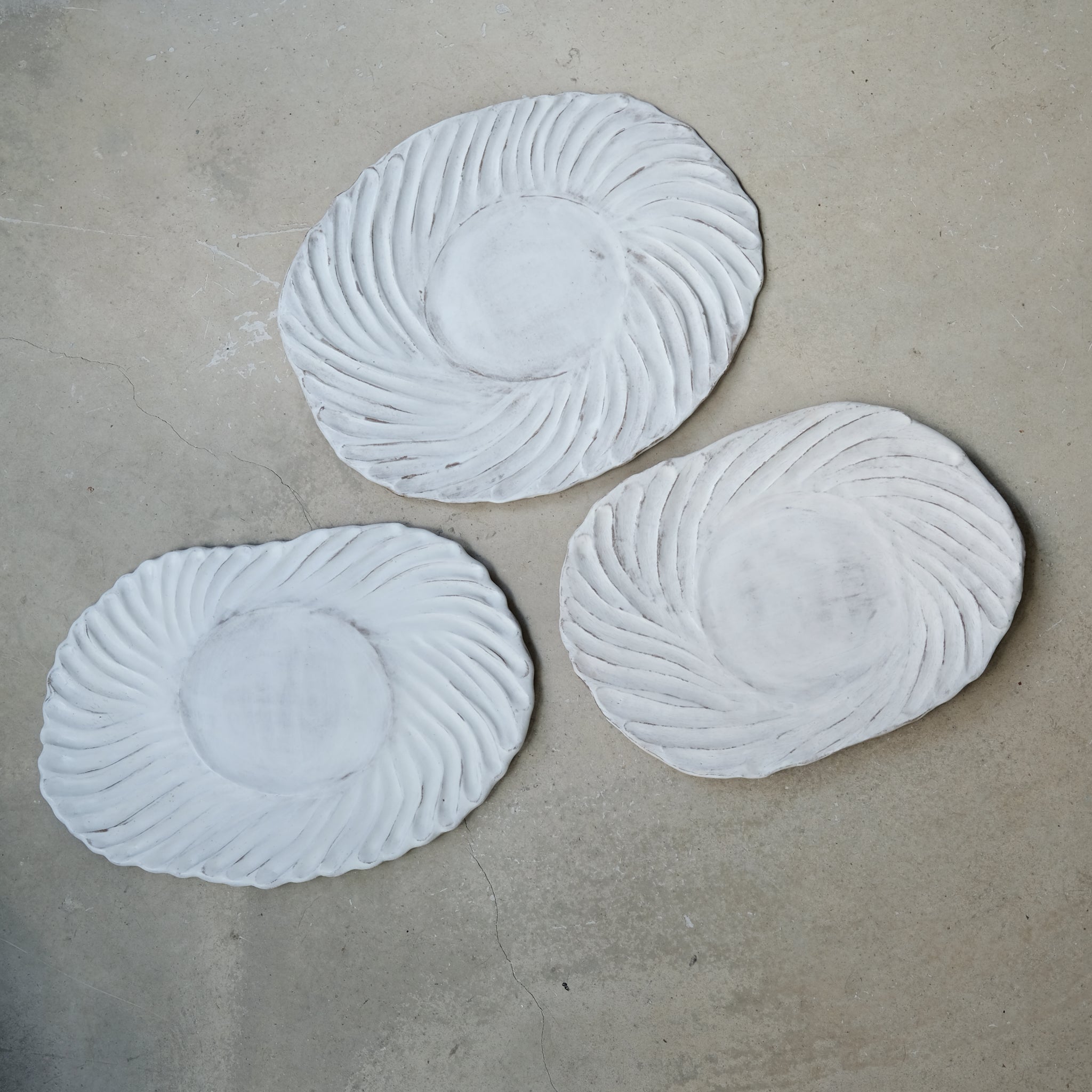 Plateau Gigi 03 en grès L 35cm -blanc mat de Katia Soussan chez Brutal Ceramics