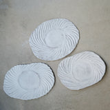 Plateau Gigi 01 en grès L 35cm -blanc mat de Katia Soussan chez Brutal Ceramics