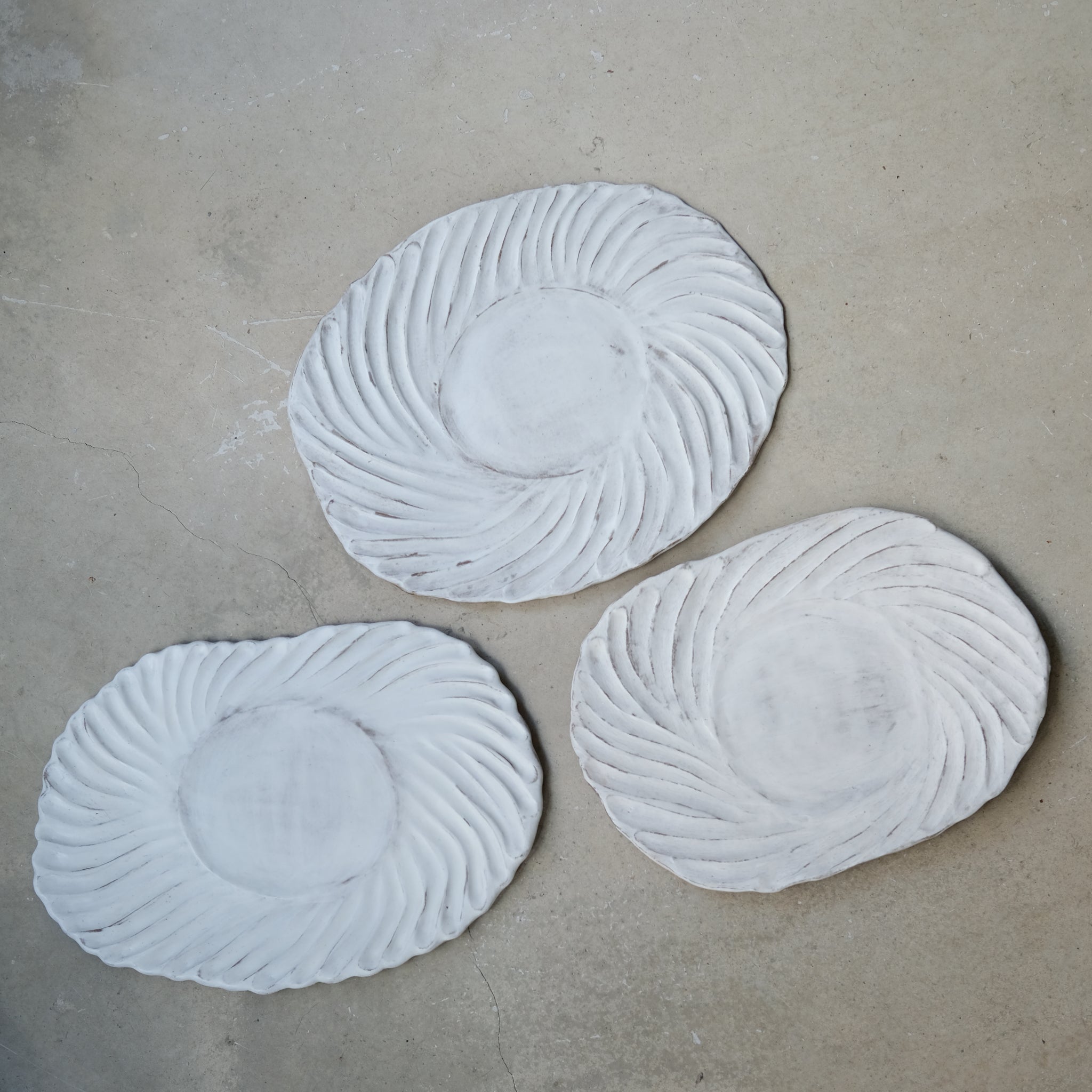 Plateau Gigi 02 en grès L 32cm -blanc mat de Katia Soussan chez Brutal Ceramics