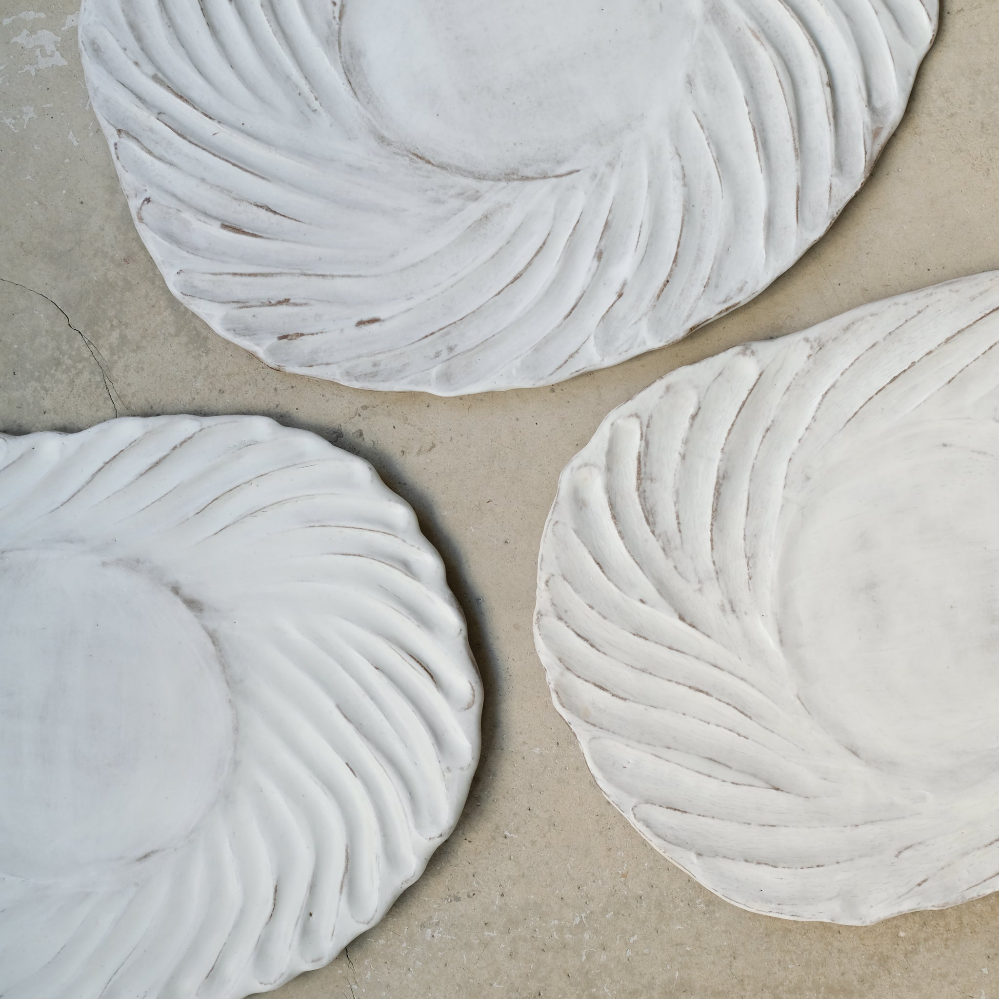 Plateau Gigi 02 en grès L 32cm -blanc mat de Katia Soussan chez Brutal Ceramics