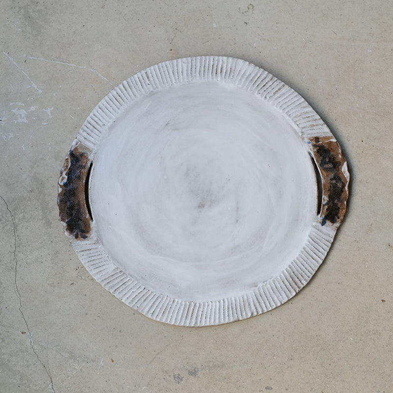 Plateau "Dacoyo" en grès D35cm -blanc mat de Katia Soussan chez Brutal Ceramics