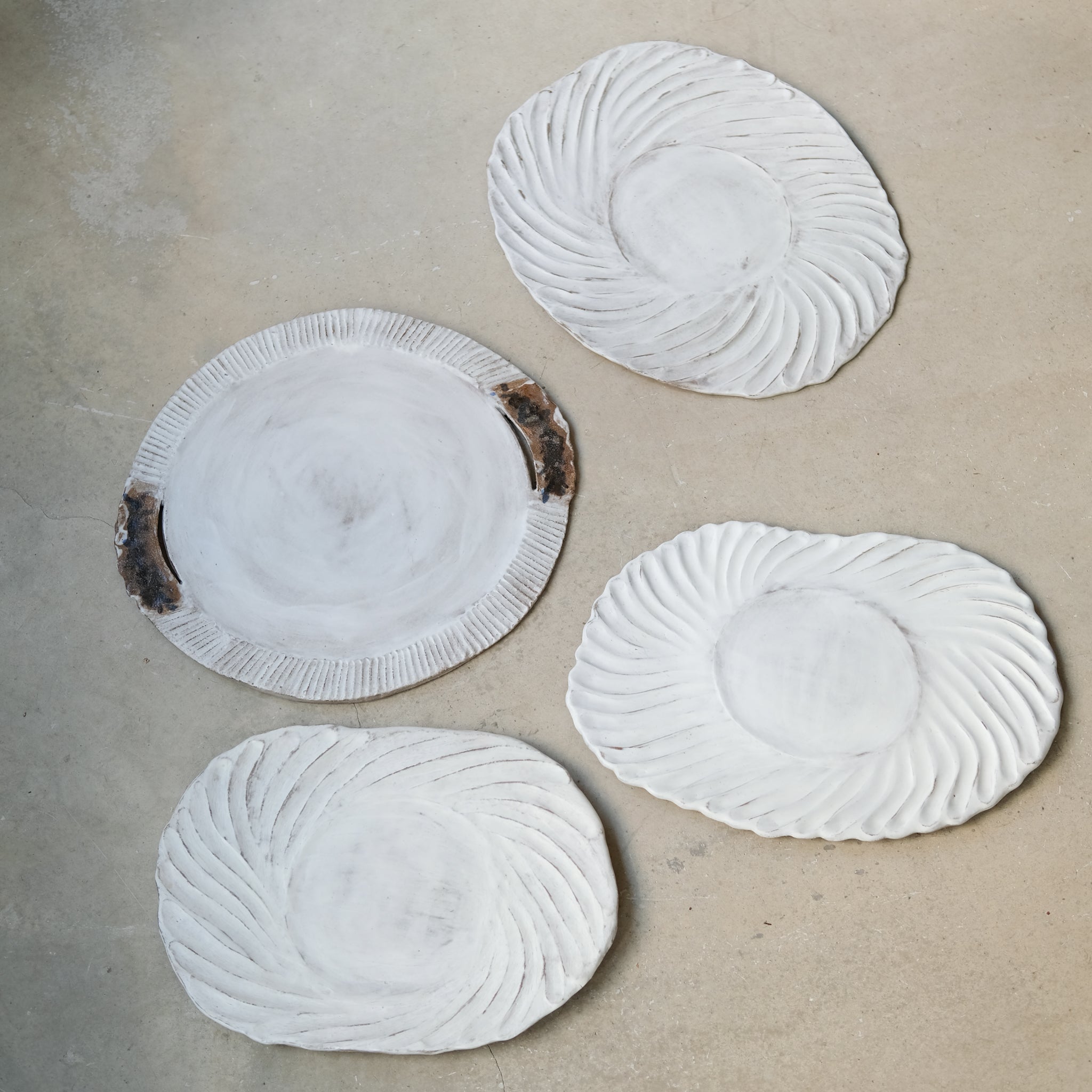 Plateau "Dacoyo" en grès D35cm -blanc mat de Katia Soussan chez Brutal Ceramics