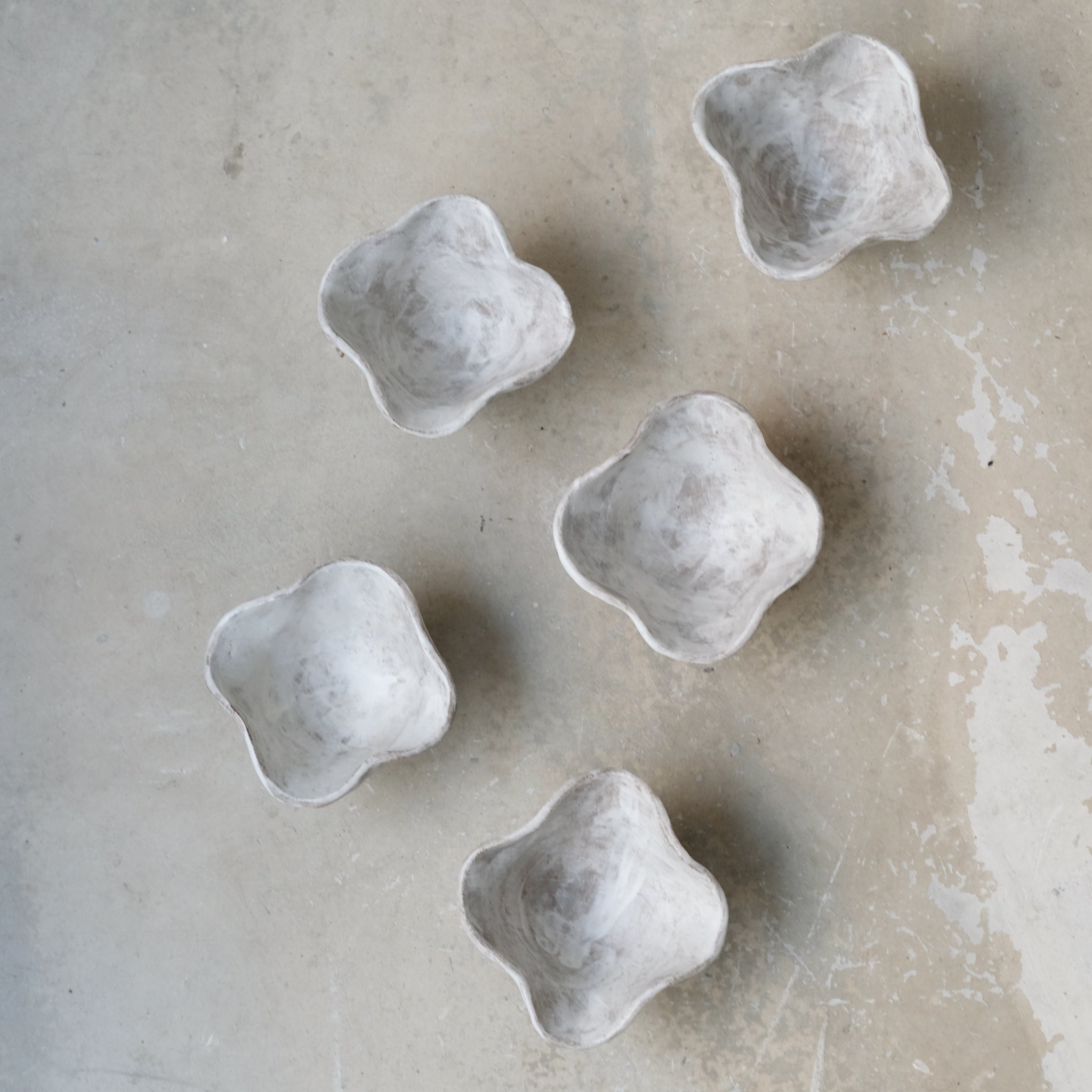 Bol fleur "Tulli"  D 10cm - blanc bleu de Katia Soussan chez Brutal Ceramics