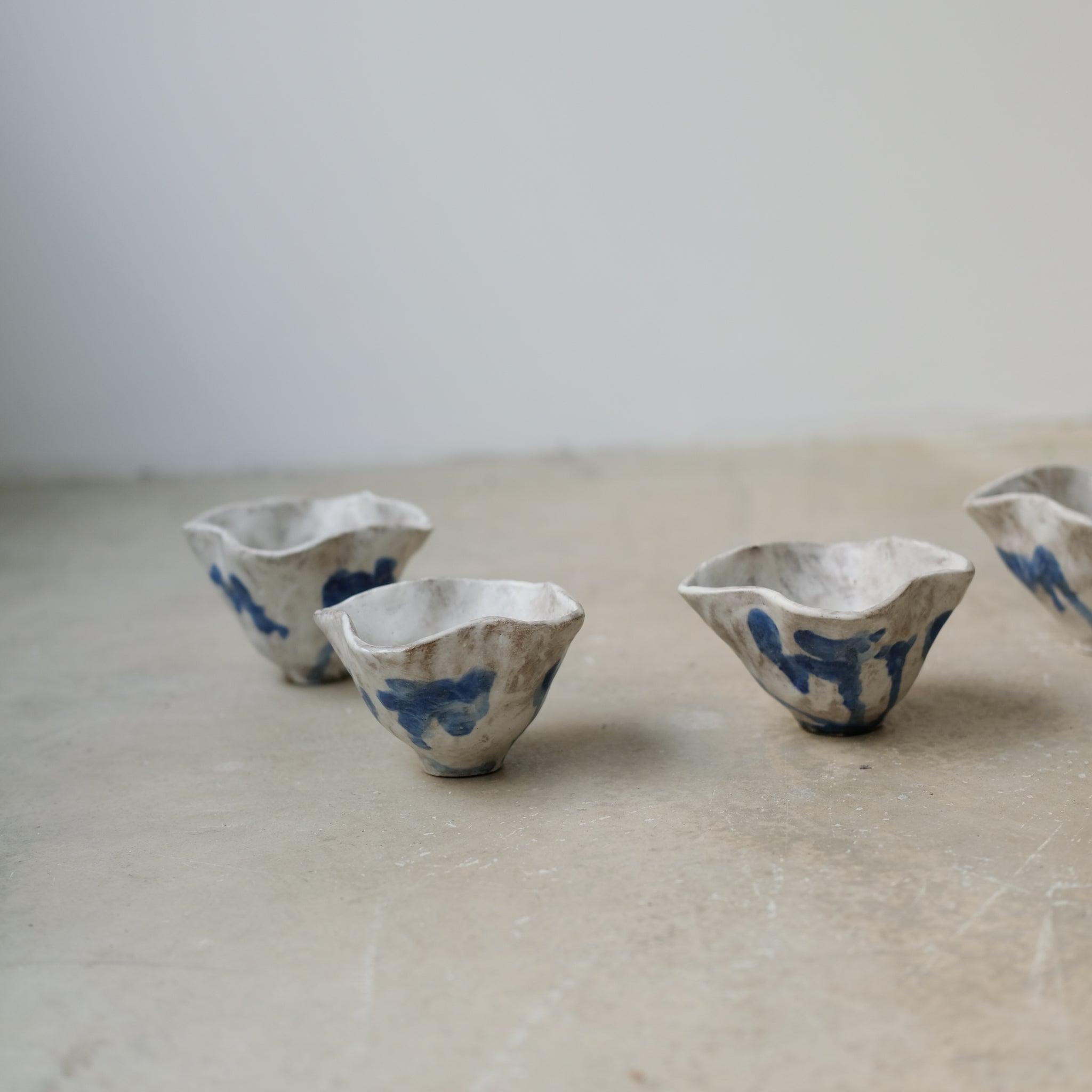 Bol fleur "Tulli"  D 10cm - blanc bleu de Katia Soussan chez Brutal Ceramics