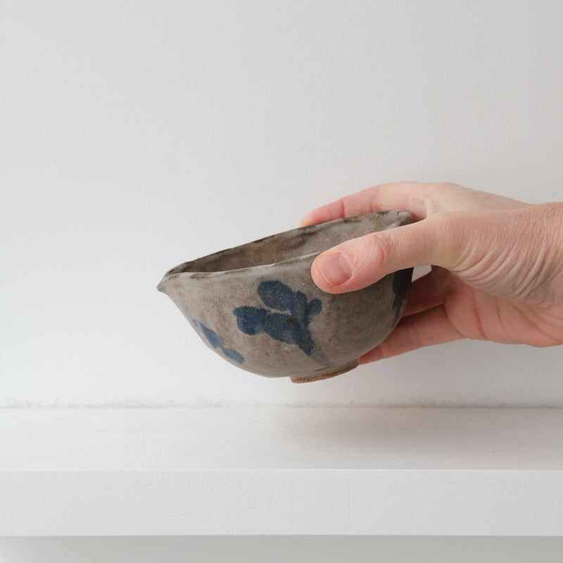 Bol verseuse "bloomy' brun et bleu de Katia Soussan chez Brutal Ceramics