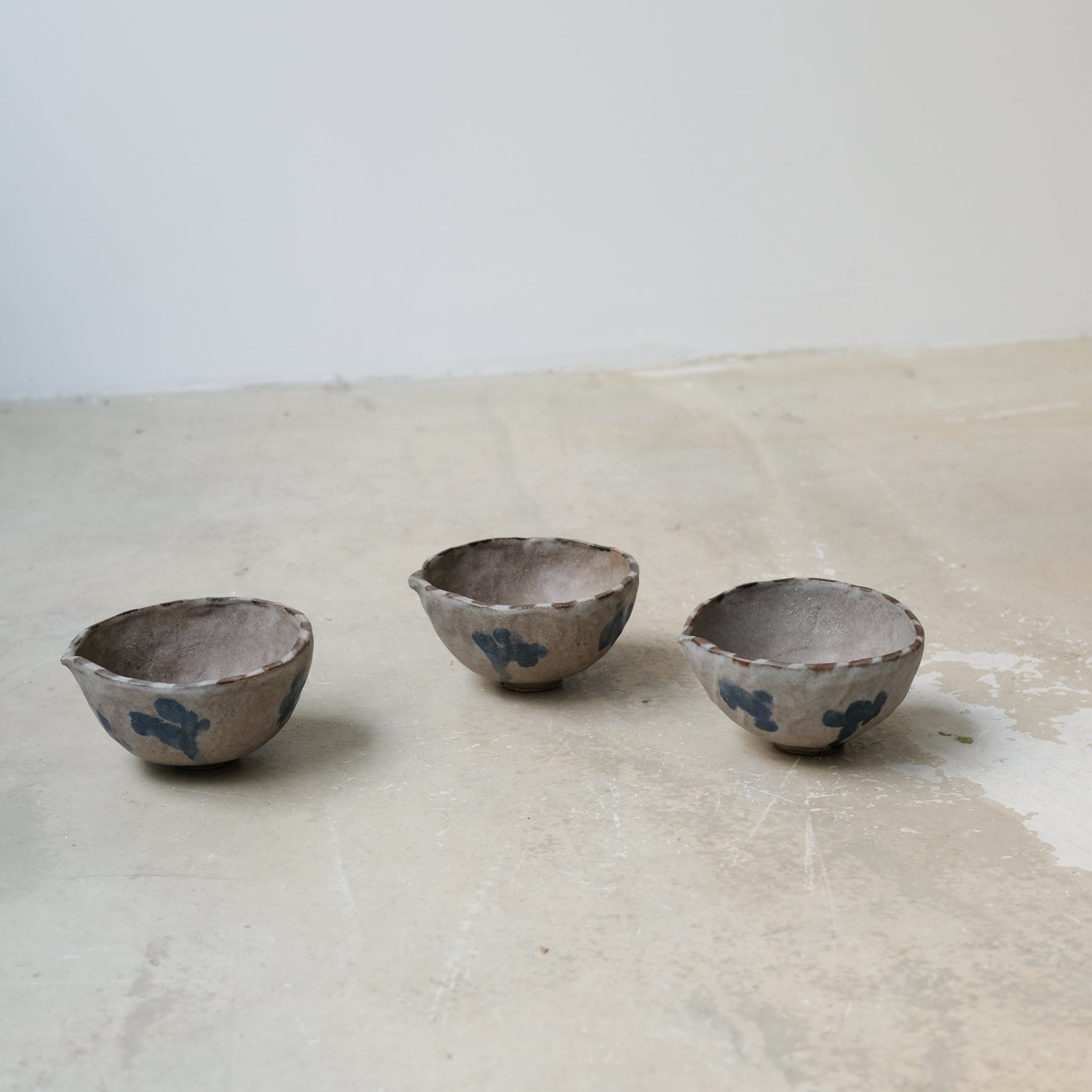 Bol verseuse "bloomy' brun et bleu de Katia Soussan chez Brutal Ceramics