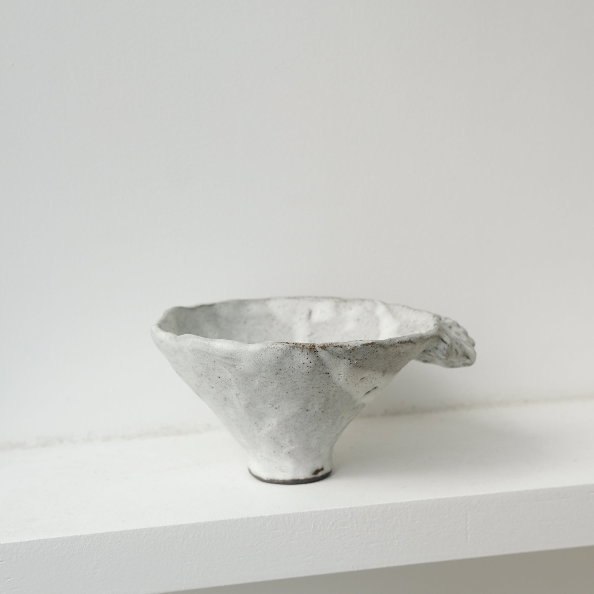 Bol sculptural " Colette" 01 en grès  D 14cm - blanc mat de Katia Soussan chez Brutal Ceramics