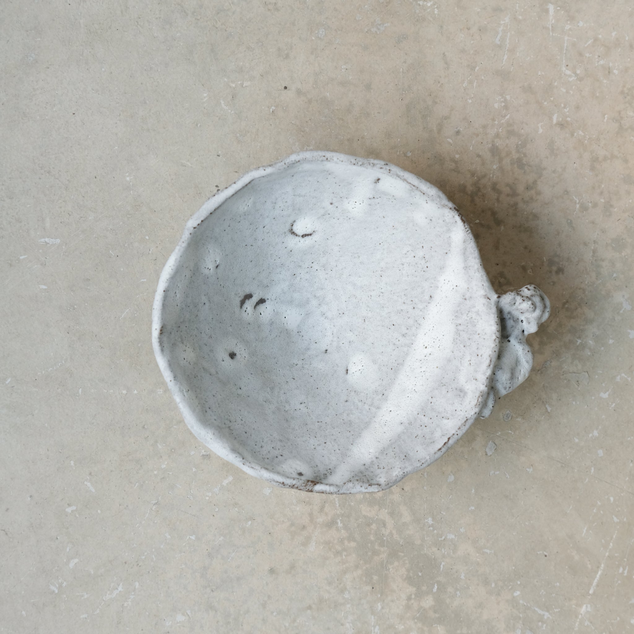 Bol sculptural " Colette" 01 en grès  D 14cm - blanc mat de Katia Soussan chez Brutal Ceramics