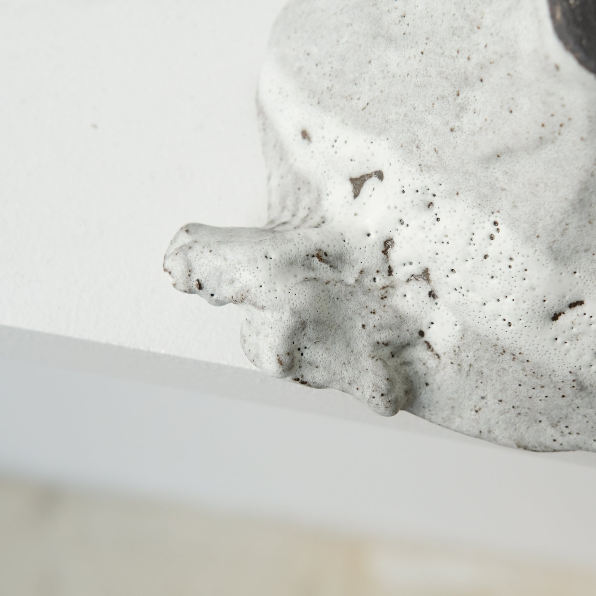Bol sculptural " Colette" 01 en grès  D 14cm - blanc mat de Katia Soussan chez Brutal Ceramics