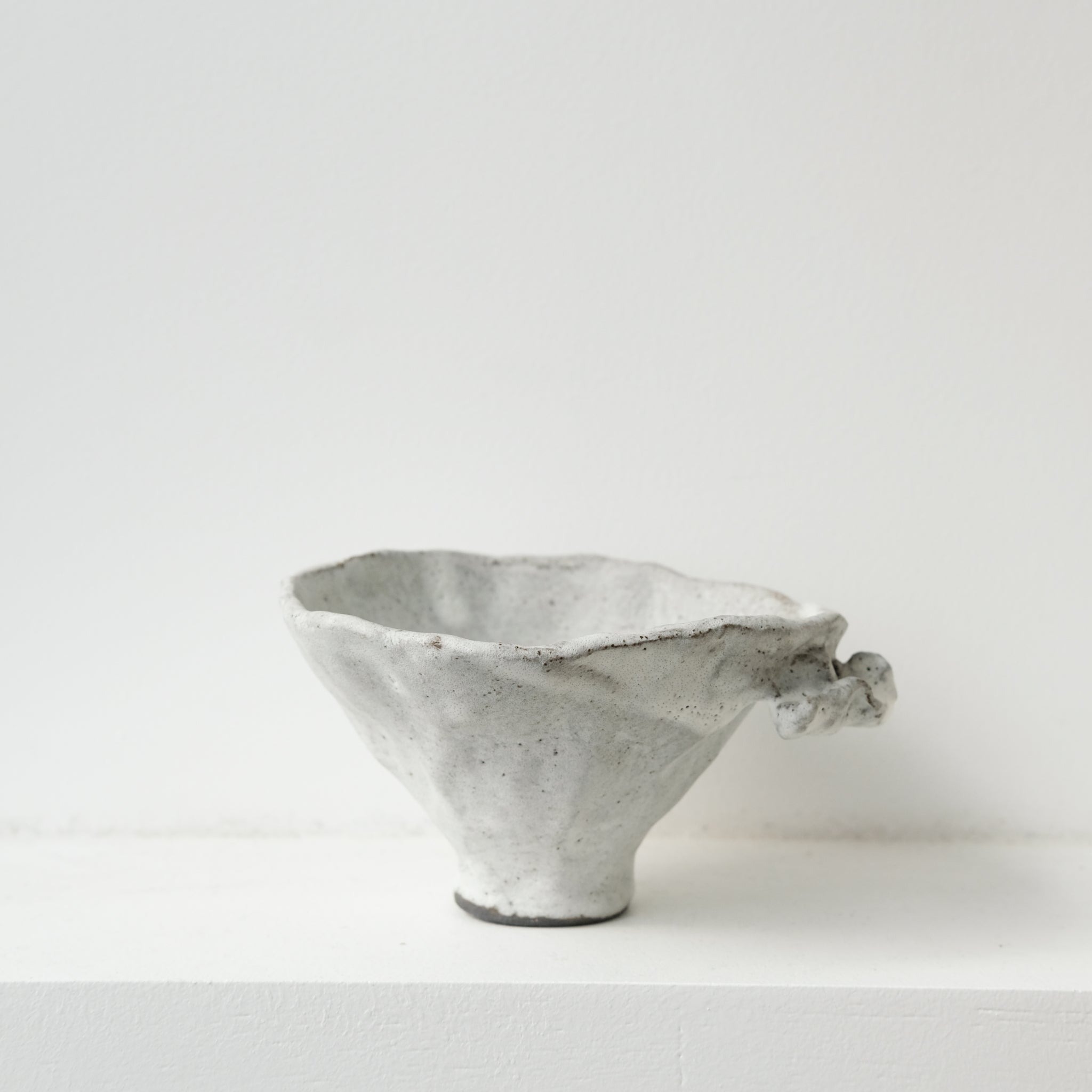 Bol sculptural " Colette" 02 en grès  D 14cm - blanc mat de Katia Soussan chez Brutal Ceramics