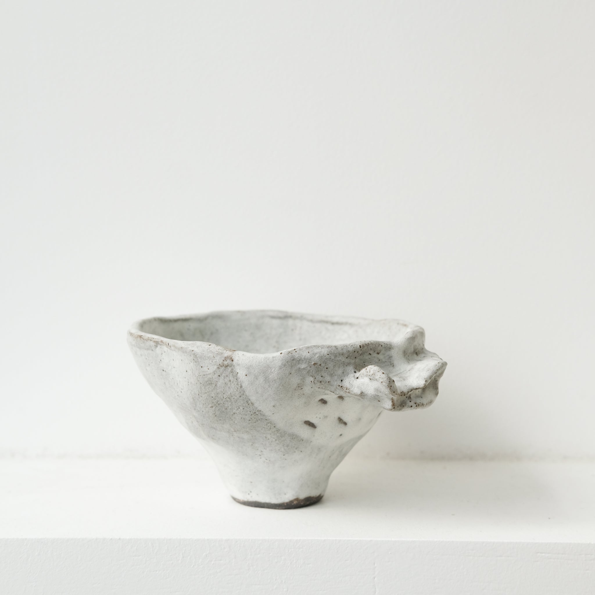 Bol sculptural " Colette" 03 en grès  D 14cm - blanc mat de Katia Soussan chez Brutal Ceramics
