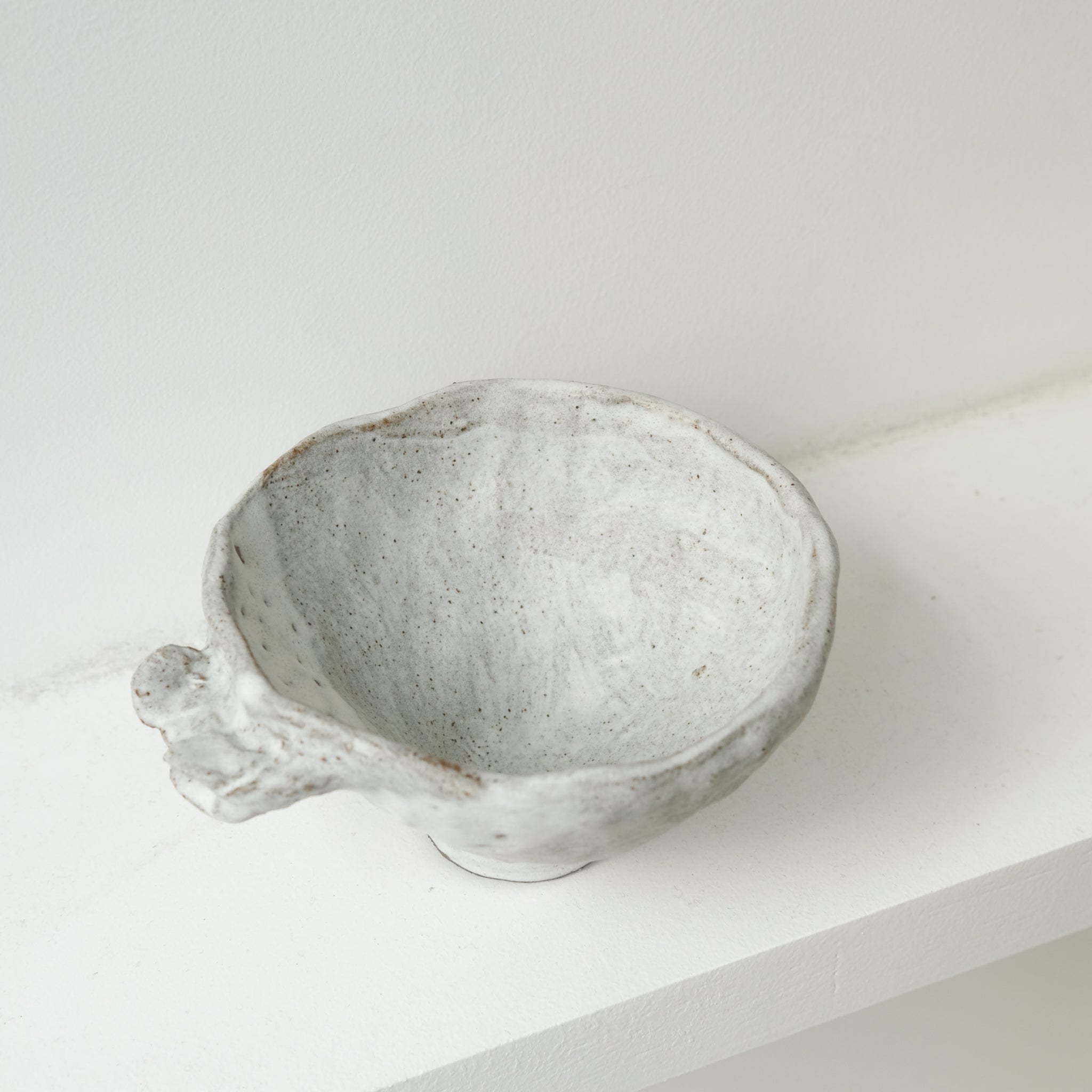 Bol sculptural " Colette" 03 en grès  D 14cm - blanc mat de Katia Soussan chez Brutal Ceramics