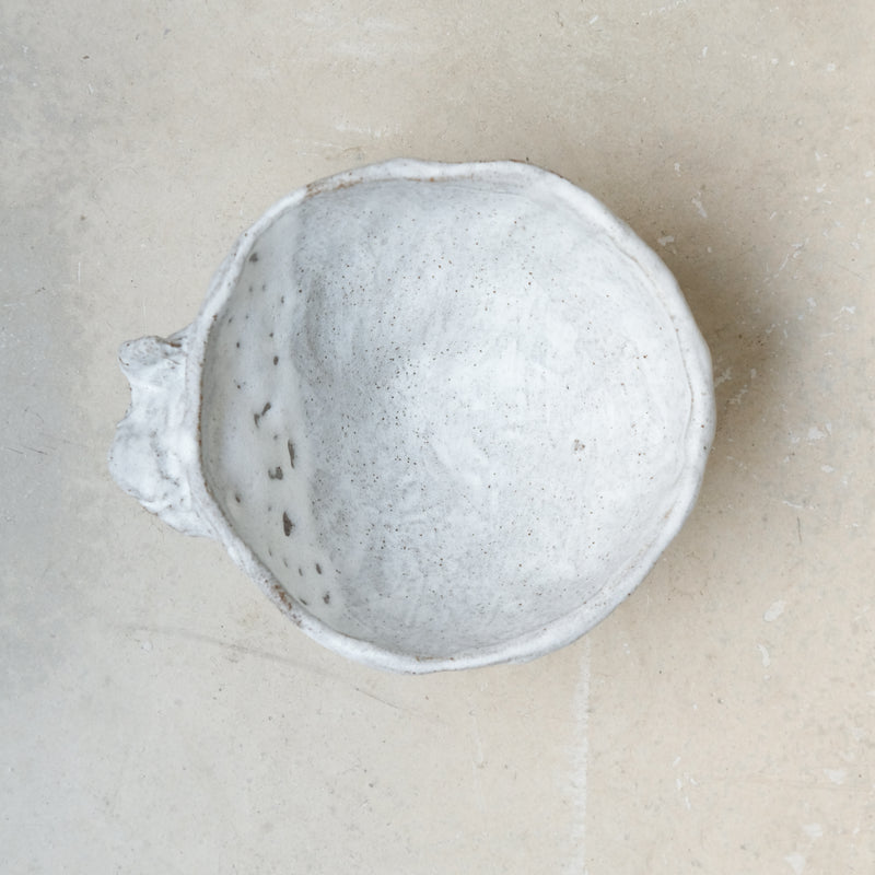 Bol sculptural " Colette" 03 en grès  D 14cm - blanc mat de Katia Soussan chez Brutal Ceramics