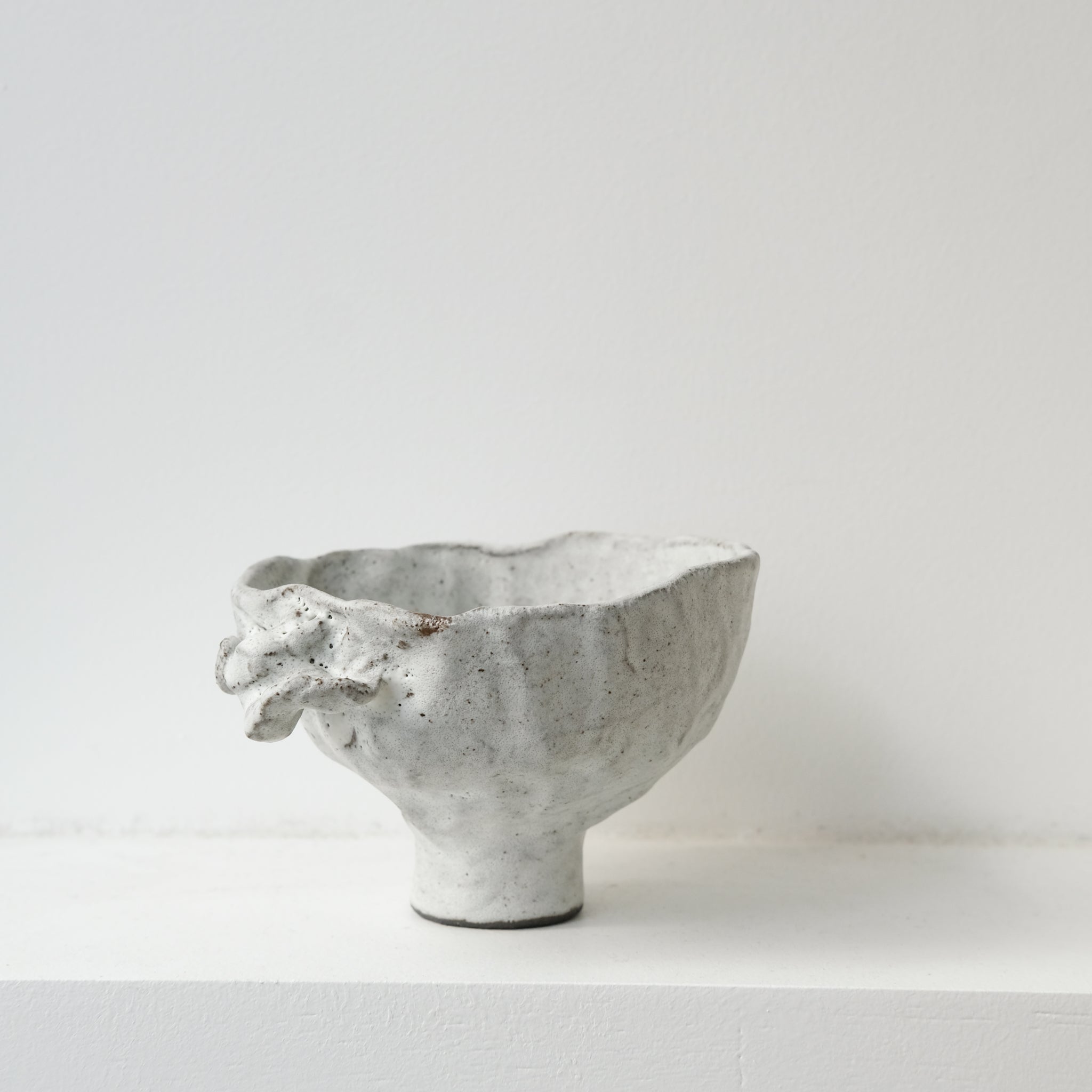 Bol sculptural " Colette" 05 en grès  D 14cm - blanc mat de Katia Soussan chez Brutal Ceramics