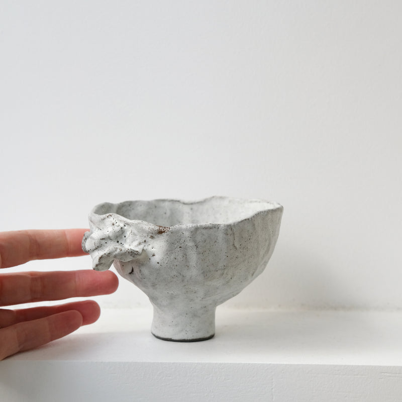 Bol sculptural " Colette" 05 en grès  D 14cm - blanc mat de Katia Soussan chez Brutal Ceramics