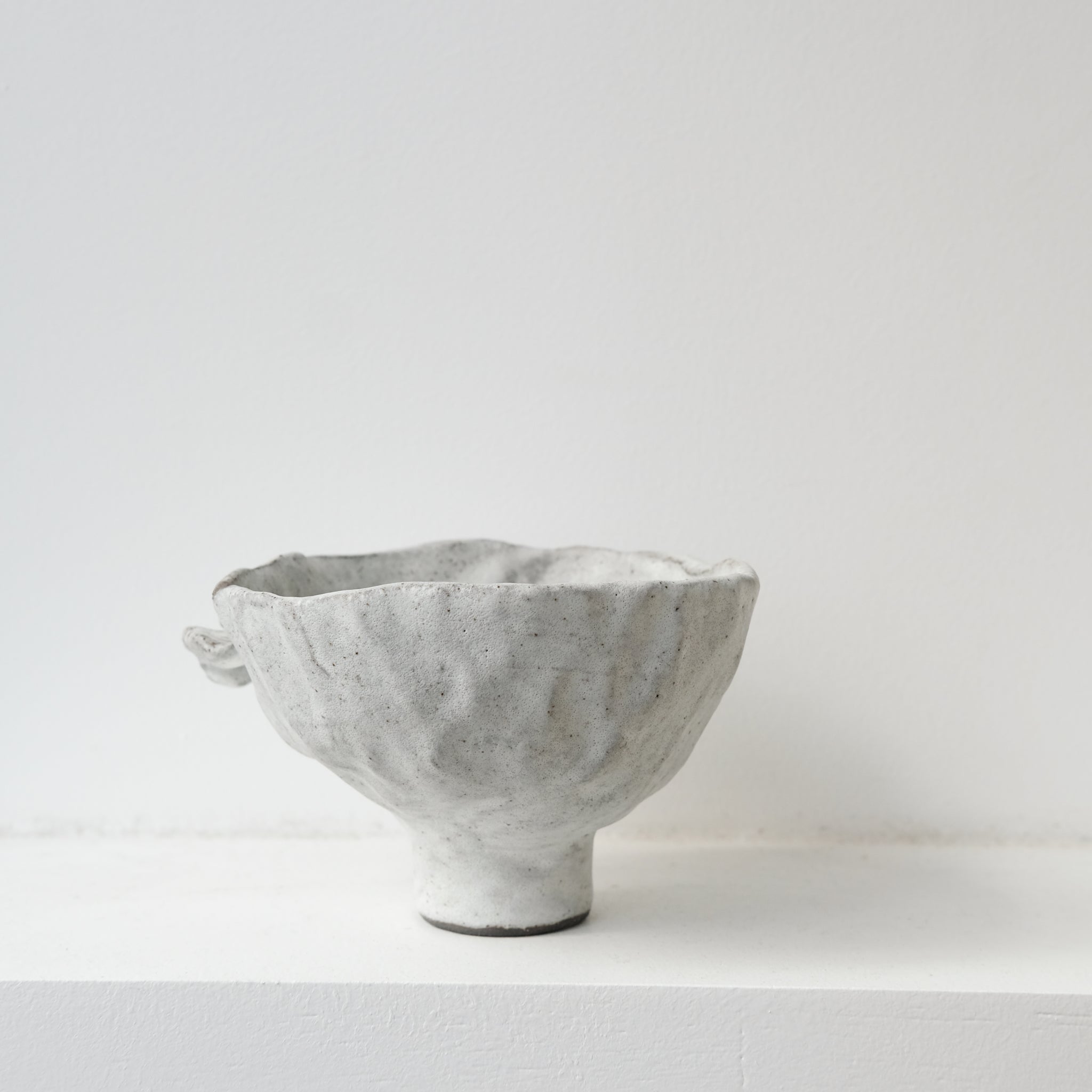 Bol sculptural " Colette" 05 en grès  D 14cm - blanc mat de Katia Soussan chez Brutal Ceramics