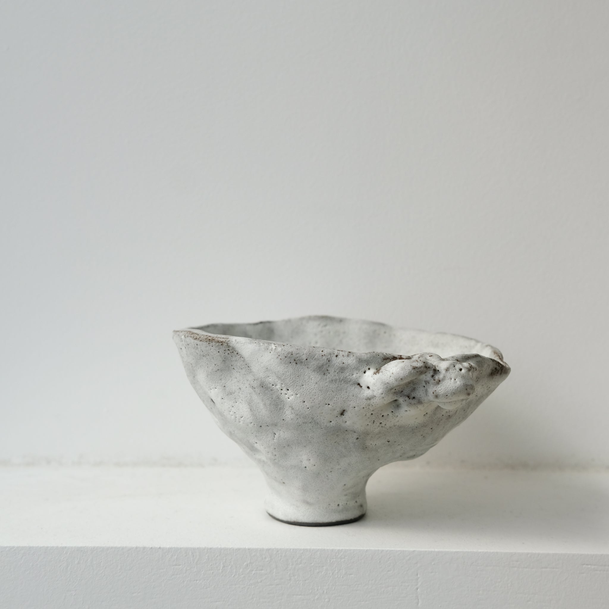 Bol sculptural " Colette" 06 en grès  D 14cm - blanc mat de Katia Soussan chez Brutal Ceramics