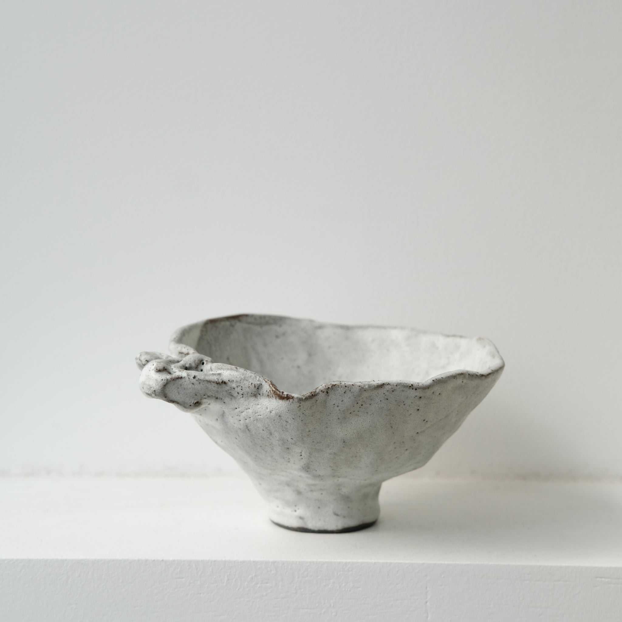 Bol sculptural " Colette" 06 en grès  D 14cm - blanc mat de Katia Soussan chez Brutal