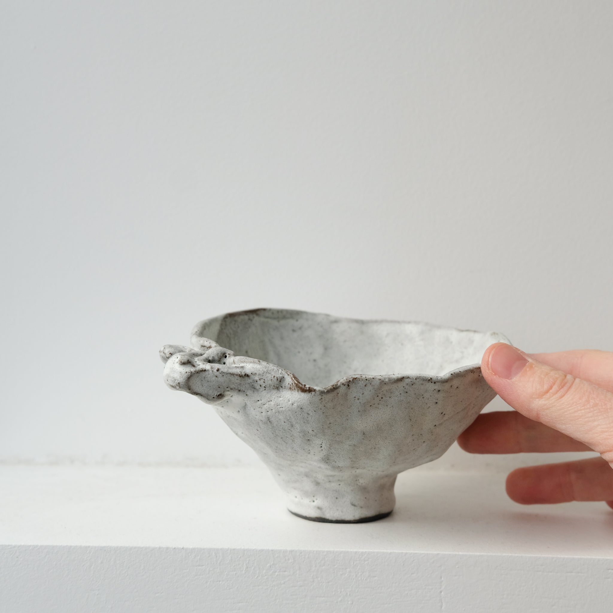 Bol sculptural " Colette" 06 en grès  D 14cm - blanc mat de Katia Soussan chez Brutal
