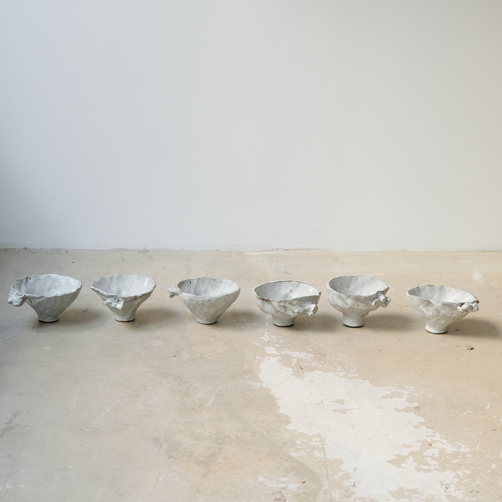 Bol sculptural " Colette" 05 en grès  D 14cm - blanc mat de Katia Soussan chez Brutal Ceramics