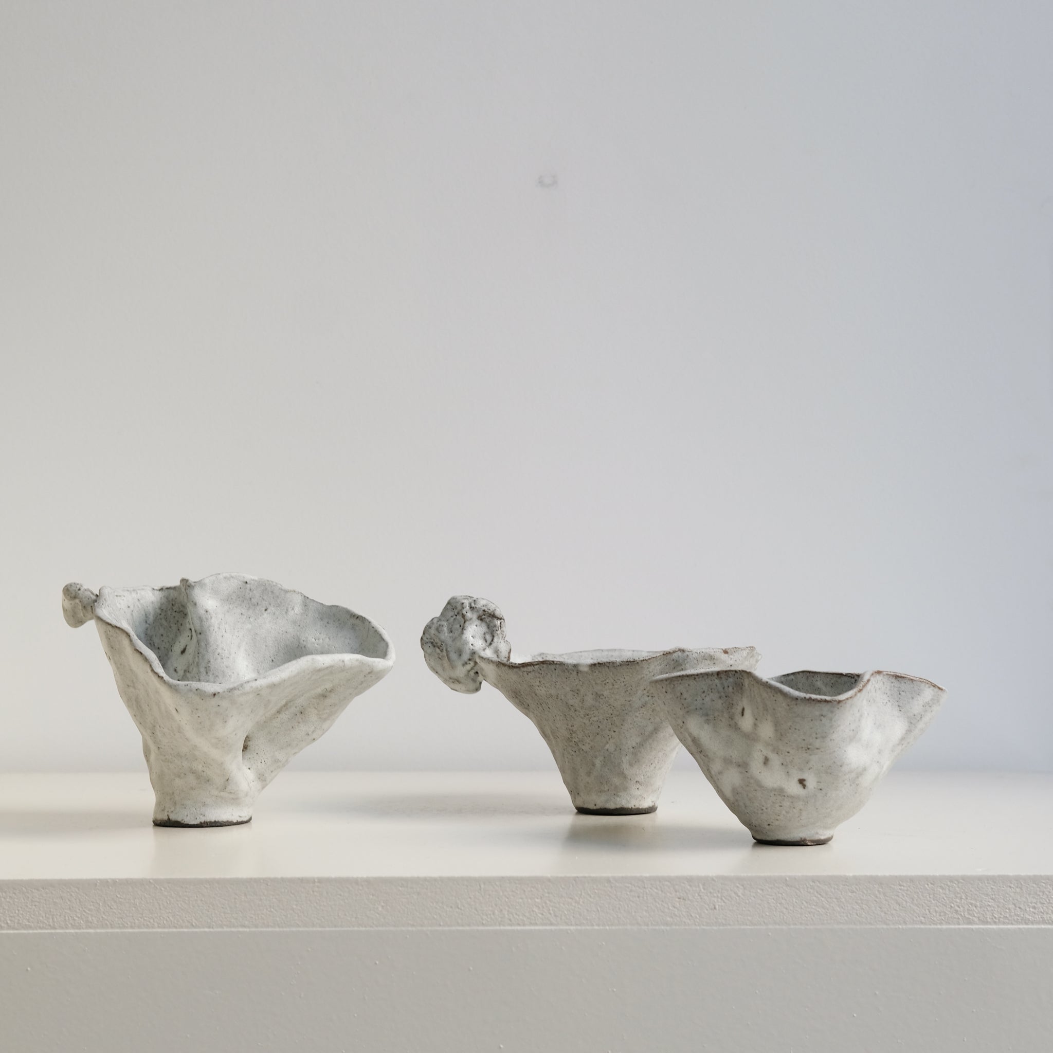 Set de 3 Bols sculpturaux " Colette" - blanc mat de Katia Soussan chez Brutal Ceramics