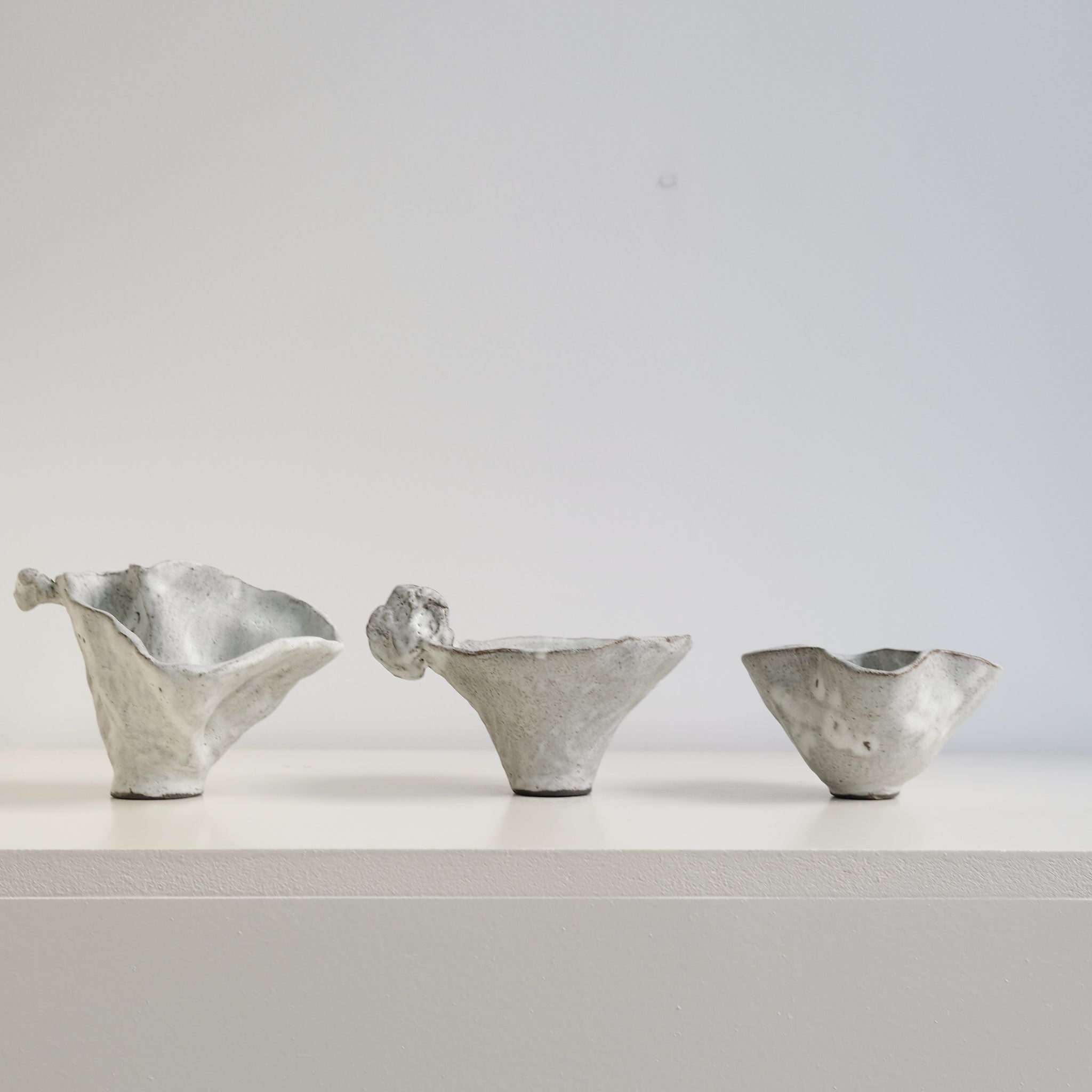 Set de 3 Bols sculpturaux " Colette" - blanc mat de Katia Soussan chez Brutal Ceramics