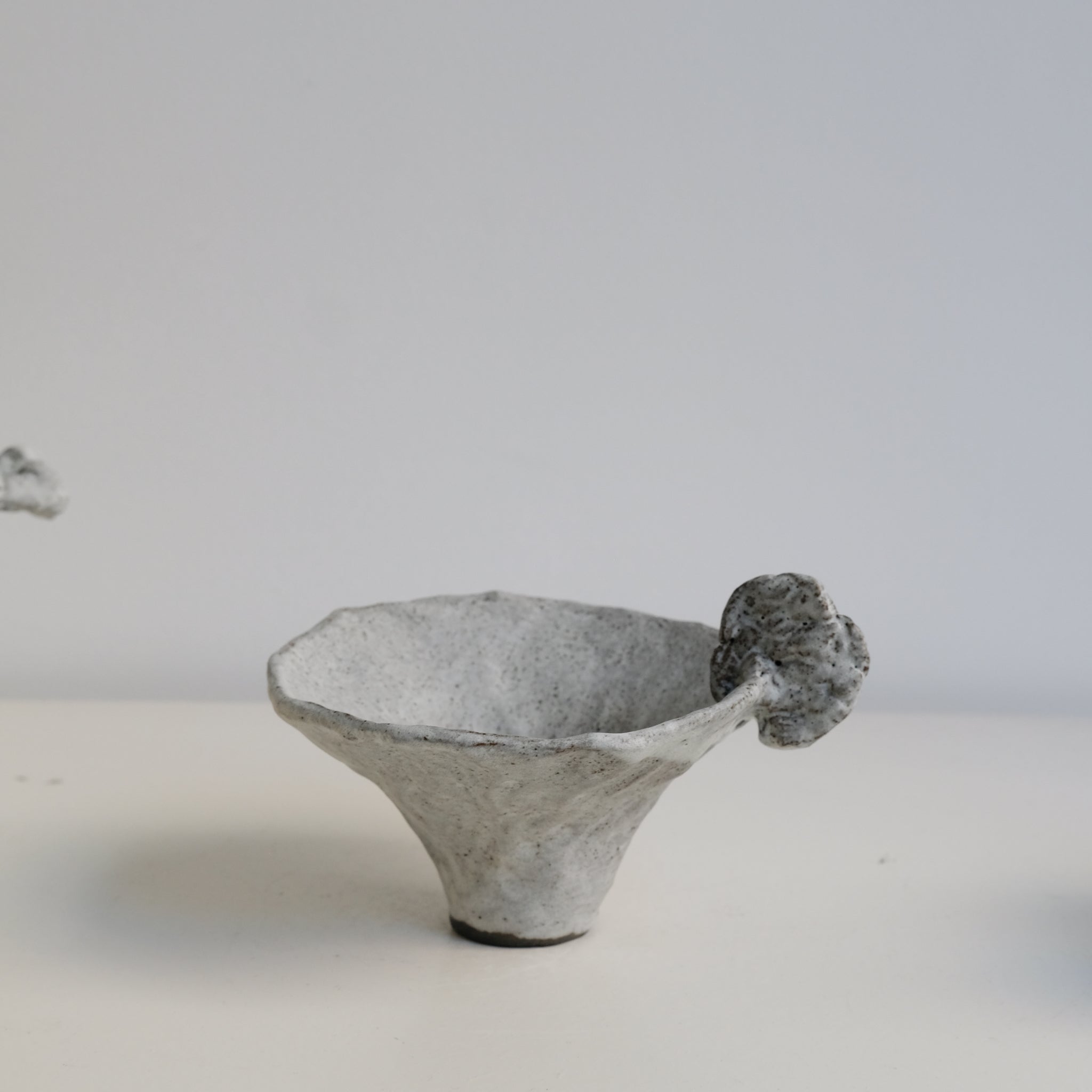 Set de 3 Bols sculpturaux " Colette" - blanc mat de Katia Soussan chez Brutal Ceramics