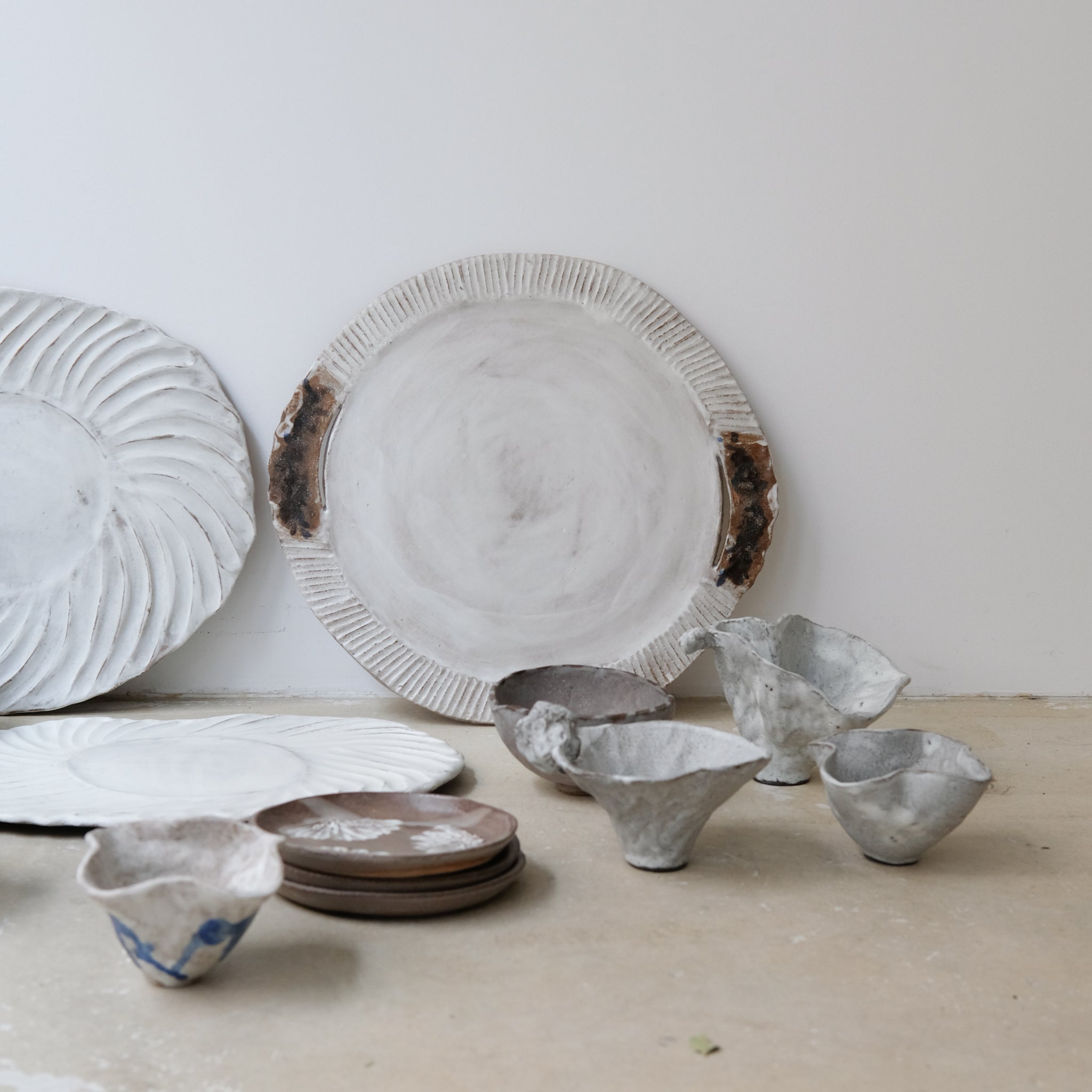 Assiette "Akio' brun et blanc D15cm de Katia Soussan chez Brutal Ceramics