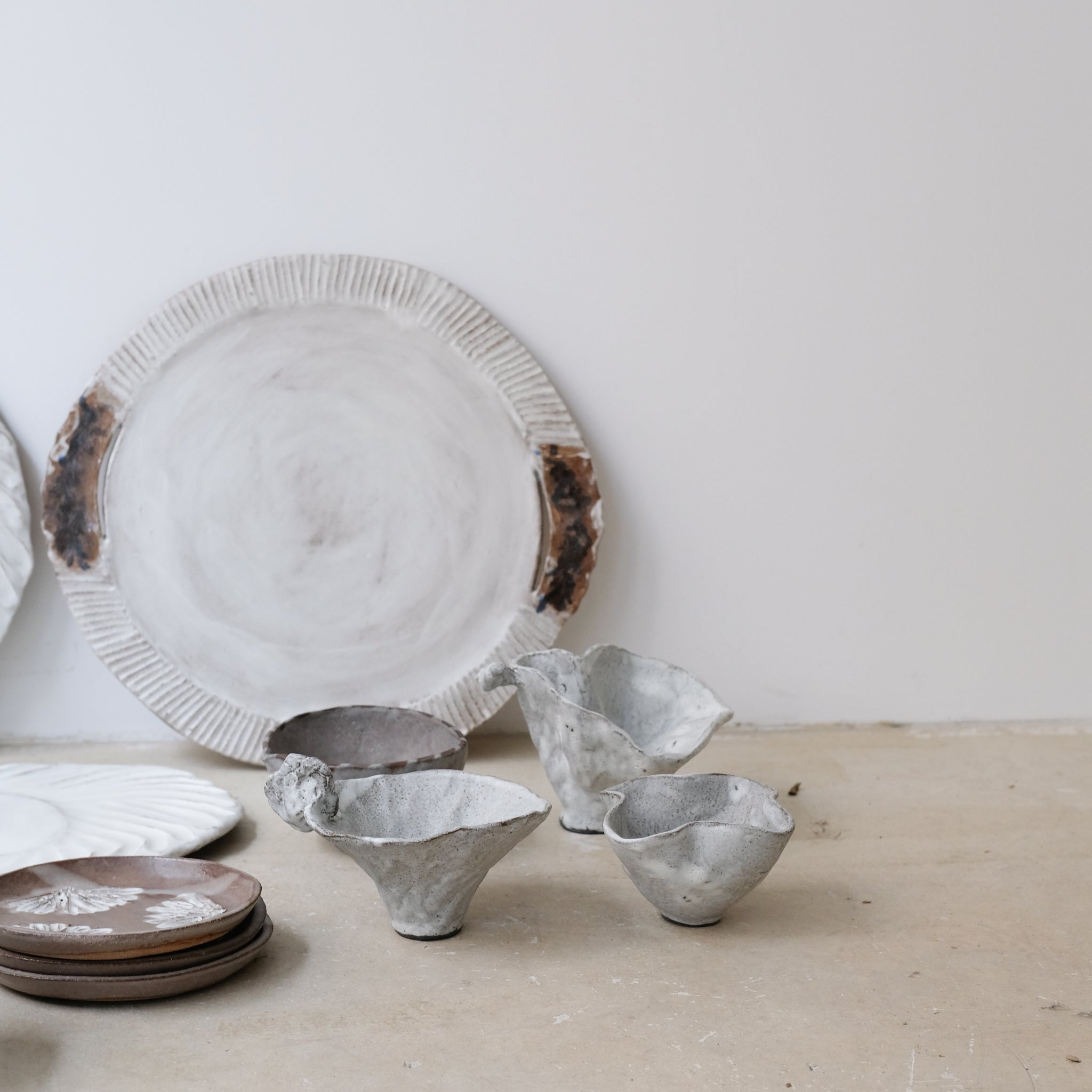 Plateau "Dacoyo" en grès D35cm -blanc mat de Katia Soussan chez Brutal Ceramics