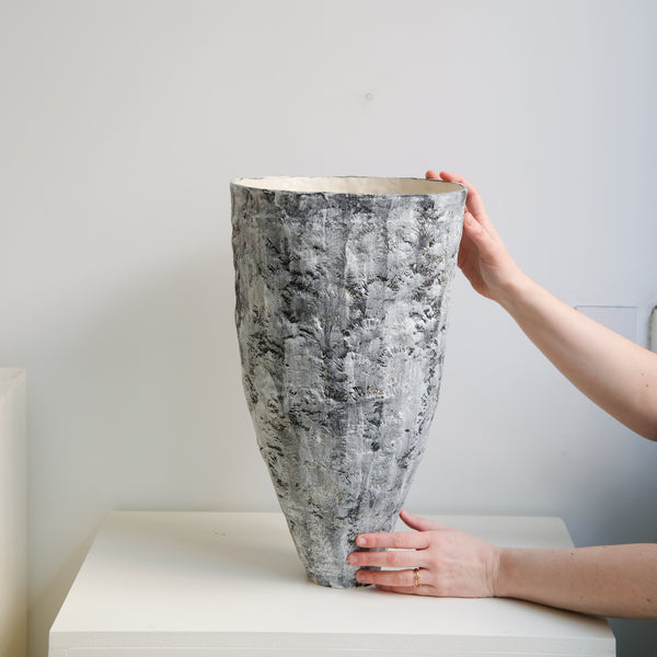 Vase "Yuri" en grès H 46cm - Gris blanc de Katia Soussan chez Brutal Ceramics