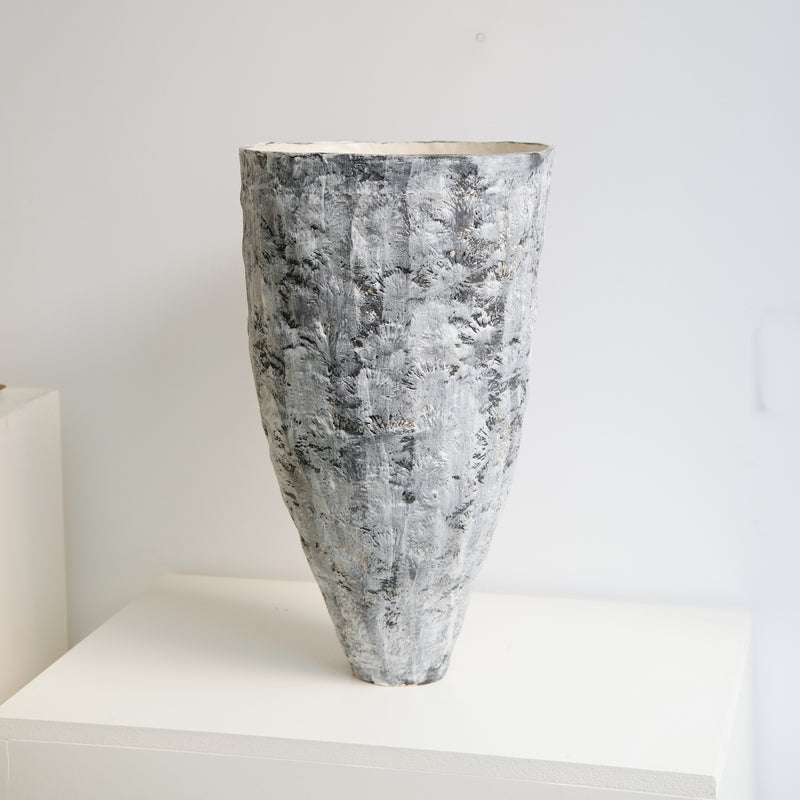 Vase "Yuri" en grès H 46cm - Gris blanc de Katia Soussan chez Brutal Ceramics