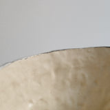 Vase "Yuri" en grès H 46cm - Gris blanc de Katia Soussan chez Brutal Ceramics