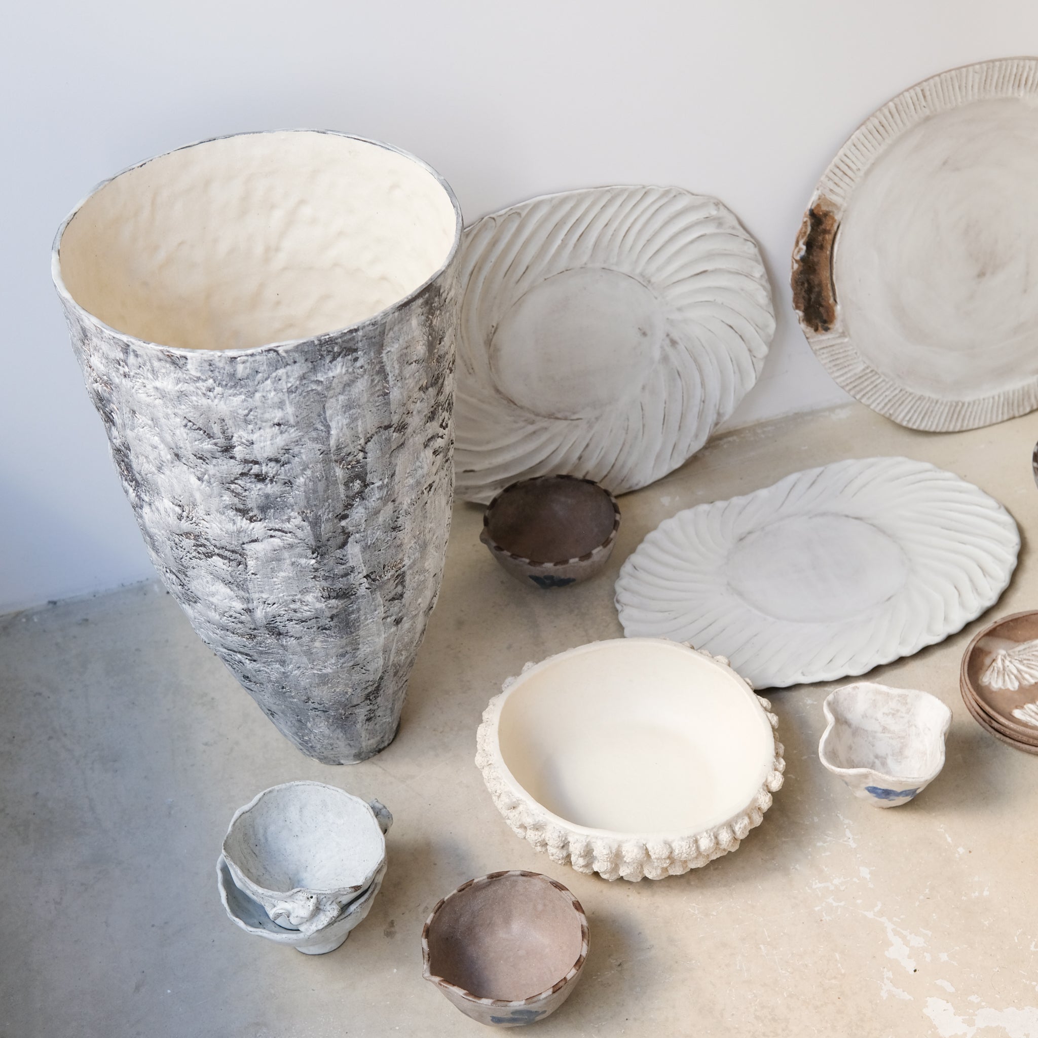 Coupe en grès blanc D 21cm - Blanc beige Katia Soussan chez Brutal Ceramics