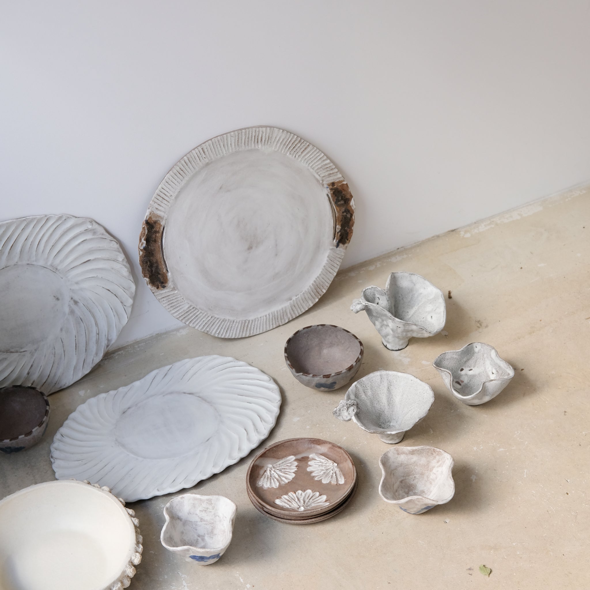 Plateau Gigi 02 en grès L 32cm -blanc mat de Katia Soussan chez Brutal Ceramics