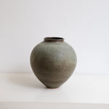Vase en grès H 22cm - vert mat par Kim Lê chez Brutal Ceramics