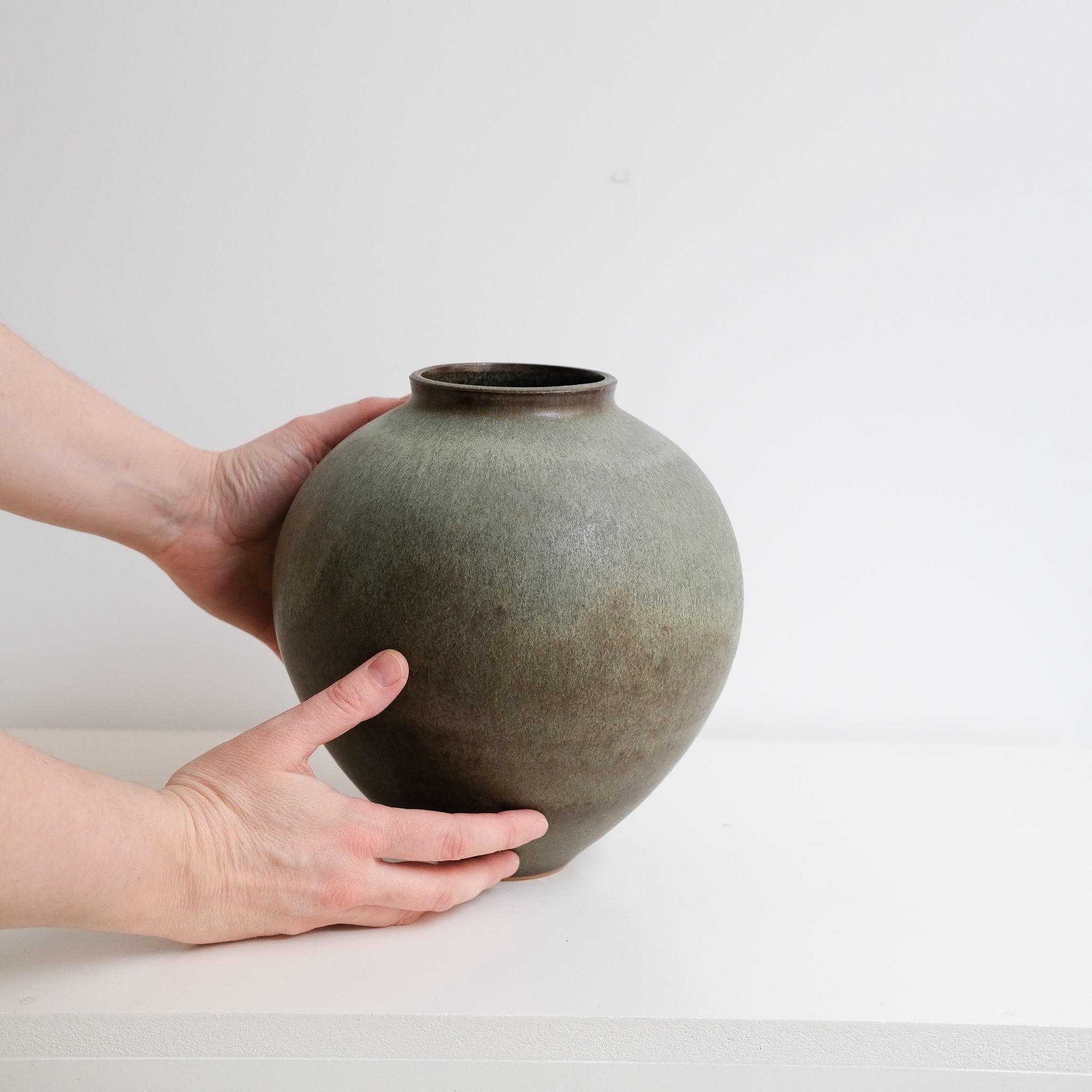 Vase en grès H 22cm - vert mat par Kim Lê chez Brutal Ceramics