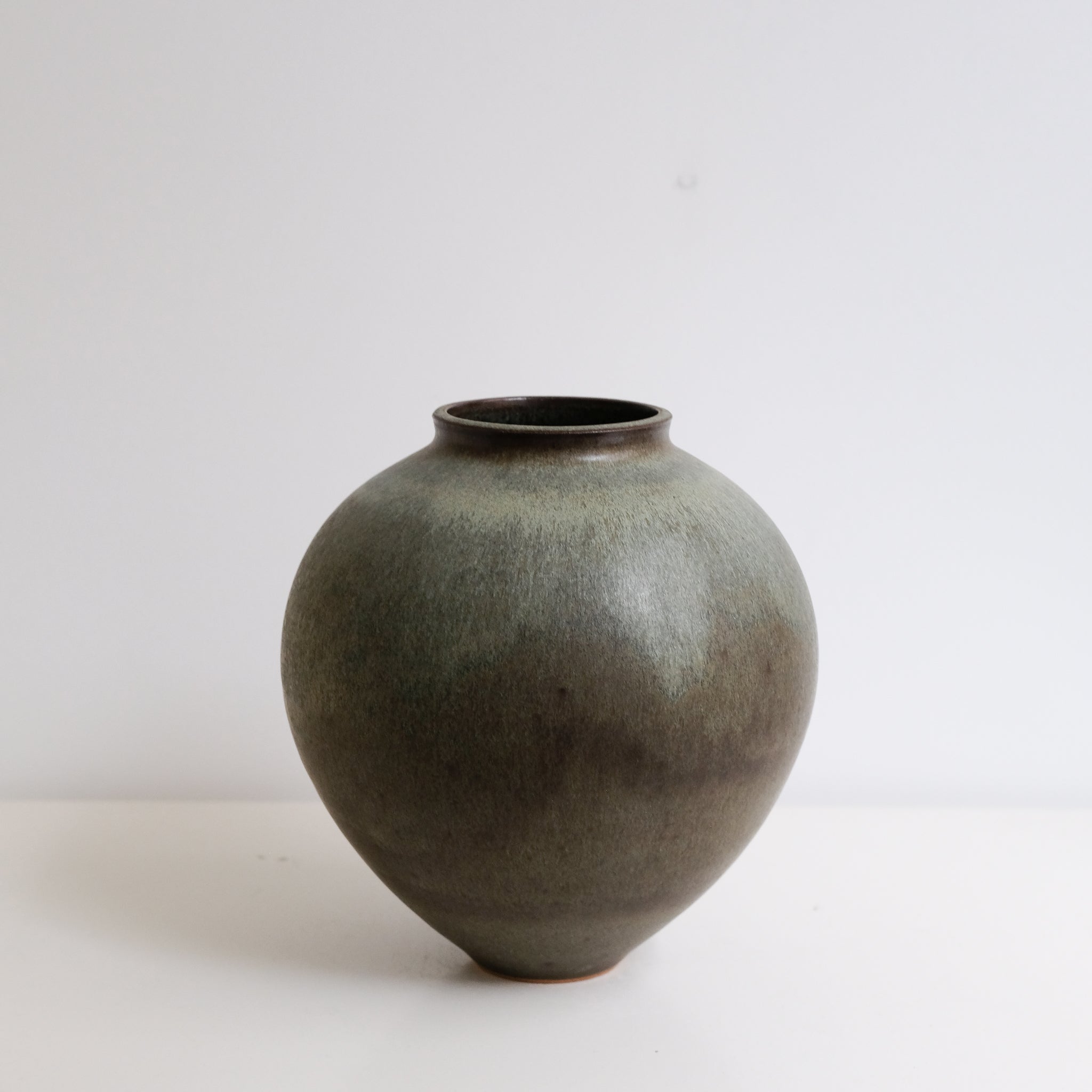 Vase en grès H 22cm - vert mat par Kim Lê chez Brutal Ceramics