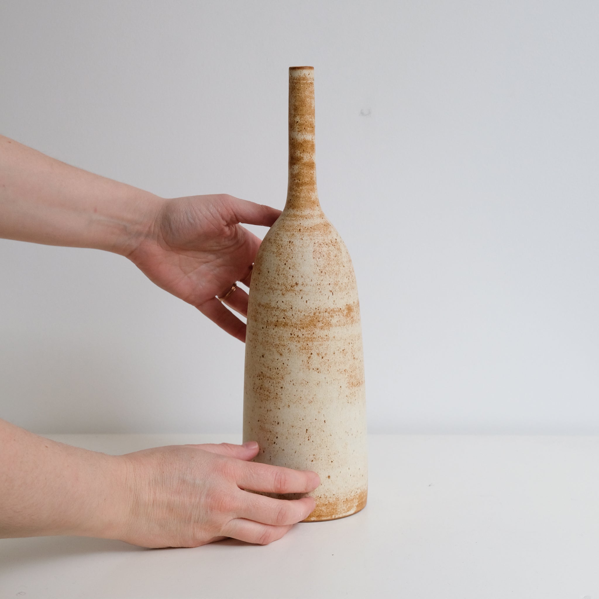 Vase bouteille en grès H 35cm - blanc orangé par Kim Lê chez Brutal Ceramics