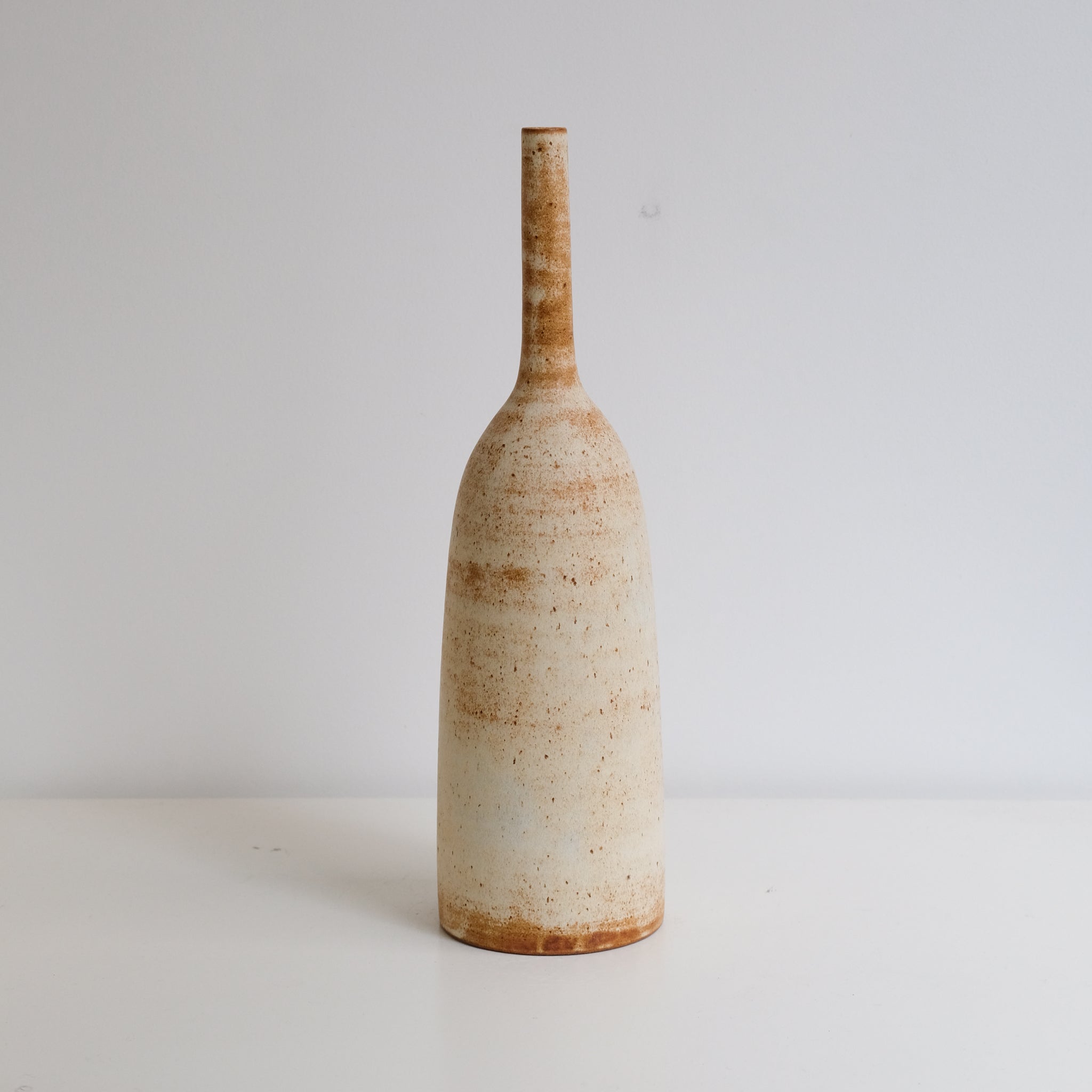 Vase bouteille en grès H 35cm - blanc orangé par Kim Lê chez Brutal Ceramics