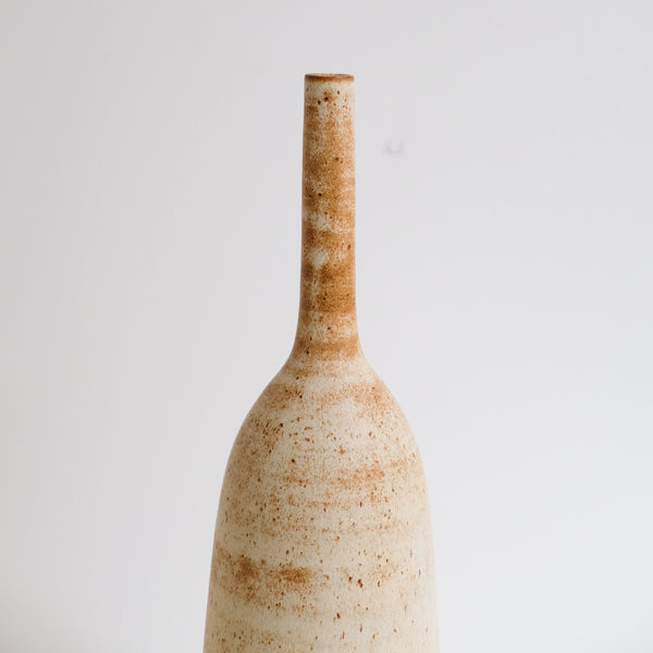 Vase bouteille en grès H 35cm - blanc orangé par Kim Lê chez Brutal Ceramics