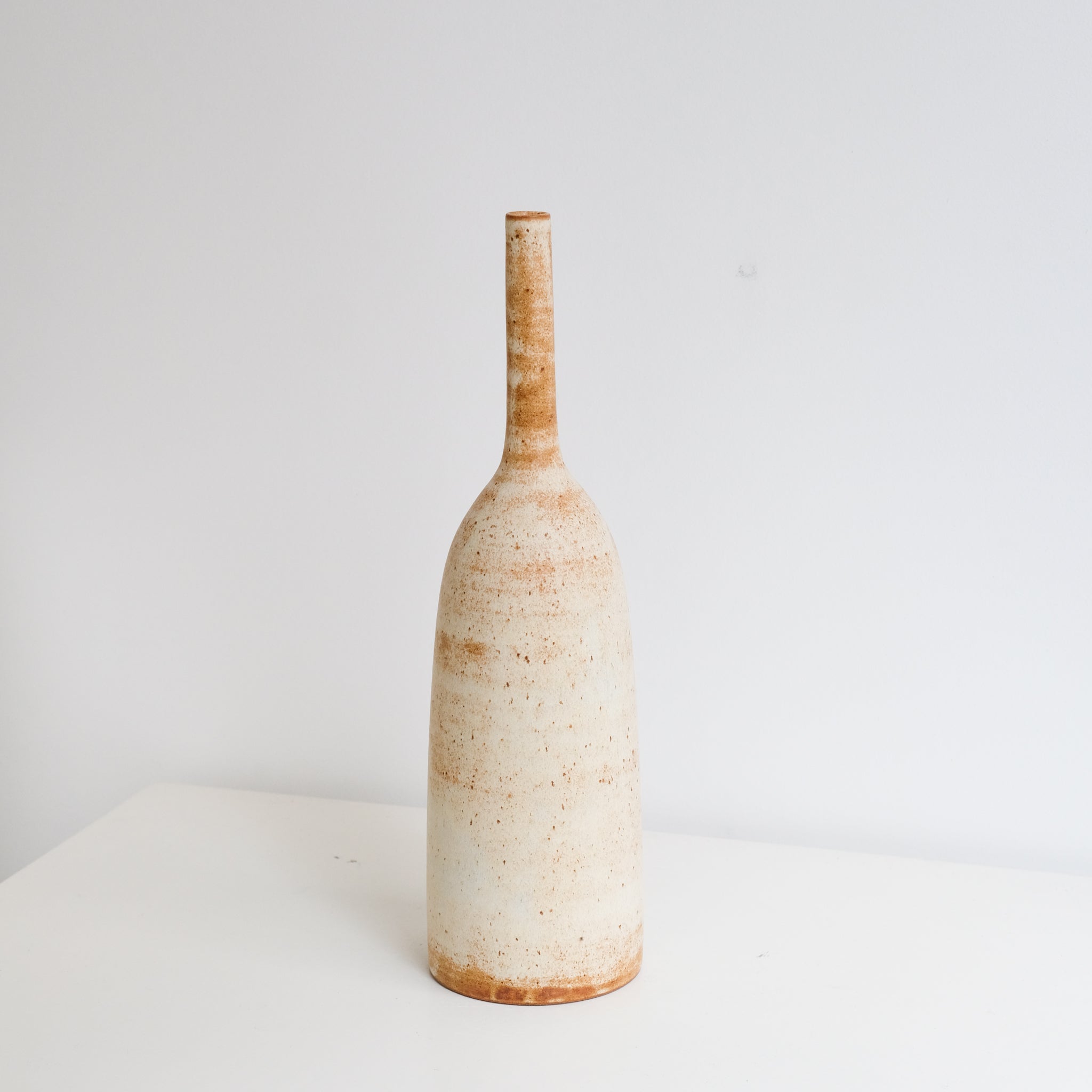 Vase bouteille en grès H 35cm - blanc orangé par Kim Lê chez Brutal Ceramics